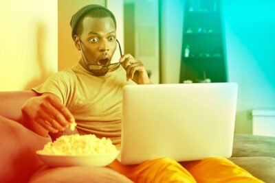 Quando você entra no universo do marketing digital um dos termos que vai ouvir muito é marketing de conteúdo. Mas, afinal, qual a melhor definição de marketing de conteúdo? Entenda mais no texto abaixo. Mas o que é marketing de conteúdo? Marketing de conteúdo é um recurso para levar informações ao seu público-alvo, ajudando-o e preparando-o para um processo de compra que vai direcioná-lo até a sua empresa de forma muito mais natural e espontânea do que um simples anúncio. De que forma? Com a criação e distribuição de conteúdo valioso, relevante e consistente para atrair e reter essa audiência, que poderá e deverá se tornar lucrativa para as empresas. Marketing de conteúdo: como isso funciona? Quando falamos em como fazer marketing digital, que é fazer uso dos canais digitais para atrair novos negócios e criar relacionamentos, vamos ouvir falar também em Inbound Marketing. E o que é o Inbound Marketing? Trata-se de conjunto de ações para ganhar o interesse do público por meio de conteúdos de qualidade, levando-o através de um funil até o momento da compra . Dentro destas ações, está previsto o marketing de conteúdo. Essa forma mais natural de chegar ao funil de vendas não é apenas um conceito. As estatísticas comprovam realmente que o marketing de conteúdo é uma maneira de se relacionar com os seus leads e convertê-los em clientes. As empresas mandam todos os tipos de informações aos futuros clientes como forma de gerar vendas, mas disto tudo, o que é importante? O que vai resolver um problema daquele lead? Por isso, a estratégia do marketing de conteúdo é criar ofertas e conteúdos ricos para o interesse do seu público-alvo, conteúdos que possam ajudar a resolver o problema daquele lead. Por que criar esses conteúdos? Porque é por meio da proximidade e melhoria no relacionamento com seus leads, que eles poderão virar clientes. E essa é a função do marketing de conteúdo. Atualmente, praticamente todas as pessoas estão na internet, e se não fazem compras on-line, utilizam a internet para obter informações valiosas sobre o que querem adquirir em lojas físicas ou mesmo on-line, ou seja, passam pela rede virtual e 70% do processo de compra já foi feito antes da venda em si. As pessoas pesquisam, querem saber, antes de decidir. Então, o que fazer no marketing de conteúdo? Primeiro é preciso oferecer algo, como informações sobre assuntos que vão interessar suas personas, que podem ser distribuídos ao criar um blog de sucesso no seu site. Aliás, criar um blog é uma ação primordial para a distribuição desse conteúdo. Por exemplo, em uma empresa de convites de casamento, no qual os leads são noivas, oferecer mais informações sobre como endereçar convites de casamento, como fazer a lista de convidados, dicas sobre tipos de convites ou até tipos de papel para os envelopes, serão de profundo interesse para essa persona. Com isso, a fidelização e conversão para cliente daquele lead torna-se bem mais fácil porque gera credibilidade. Também gera relacionamento à medida que oferece conteúdo que pode ajudar esse lead a solucionar seus problemas. Além de textos em blogs, o marketing de conteúdo também é feito por materiais ricos, que são um meio para obter dados desse potencial cliente, transformando-o em lead e depois refinando as informações para ele e segmentá-lo cada vez mais, a ponto de saber exatamente qual é a sua “dor” e o que a sua empresa pode oferecer para ajudá-lo. Tudo é conteúdo, os posts de redes sociais, vídeos do Youtube e Tiktok, e mails, etc, e eles devem seguir um planejamento para que não sejam peças soltas, sem objetivo, sem estratégia, sem mensuração e como resultado, sem efeito para que as empresas realmente se beneficiem disso. Leia mais: Marketing de relacionamento O que são conteúdos ou que tipos eles podem ser? Conteúdo de marketing não são só textos, mas também vídeos interessantes para o seu segmento de público, como um tutorial. Sabe, são aqueles que ensinam a fazer coisas diversas, de maquiagem a pranchas de surfe? Infográficos, e-books, podcasts, quiz, pesquisas e enquetes e outras formas de comunicar também são válidas para distribuir o conteúdo, ou seja, a mensagem que você quer passar para o seu público, a sua comunidade. Aliás, o conteúdo é a informação transmitida, o restante são formas que mudam de tempos em tempos. Desde a época das cavernas já se transmitia conteúdo, as latas de leite condensado dos anos 80 também utilizavam o conteúdo no seu marketing, a forma era outra, mas o objetivo é o mesmo de hoje em dia. A diferença é que hoje utilizamos os meios digitais. Uma infinidade de formas de distribuir o conteúdo pode ser utilizada para gerar relacionamento com o lead, cabe um pouco de criatividade e inovação para se diferenciar em uma internet já abarrotada de material. Hoje em dia, o grande diferencial é a qualidade do conteúdo e a criatividade para apresentá-lo de forma diferente. Como planejar o marketing de conteúdo? Quando se fala em marketing de conteúdo, o planejamento é extremamente importante e trata-se de uma estratégia. Por isso, essa etapa deve ser bem executada para poder gerar os resultados esperados. Veja abaixo algumas etapas para planejar o conteúdo. Planejamento em si A primeira etapa é o planejamento em si. Nesse primeiro momento, é preciso definir os objetivos que se quer atingir com o marketing de conteúdo. A meta é ter mais acessos no blog? Ou mais seguidores nas redes sociais? Tudo isso com um objetivo final de aumentar as vendas e engajamento com o público. Escolha dos canais Também é preciso planejar os canais que serão utilizados para criar esse conteúdo. Para isso, é necessário saber onde o público-alvo da empresa ou marca está mais presente. Assim, é possível escolher se serão criados conteúdos no Instagram, em um blog da marca, no Youtube, etc. E, claro, é possível mesclar os canais, para tentar atingir o maior número possível de usuários. Pesquisa A pesquisa faz parte de qualquer processo. Seja para abrir uma loja, criar conteúdo ou comprar algum produto. É feita para entender a concorrência, tipo de conteúdo e preços. No caso do marketing de conteúdo, a pesquisa é focada nos temas que o público-alvo está mais interessado. É preciso buscar entender o que os concorrentes do segmento andam fazendo, o que dá certo e o que não dá, o que engaja mais, como é possível adaptar para o seu conteúdo e os interesses dos usuários dentro do segmento da sua marca. Ao entender o que o público-alvo está procurando, é possível criar um conteúdo de qualidade, que atinja o alvo esperado. Definição do conteúdo Depois de realizar a pesquisa dos temas, é o momento de definir qual será o conteúdo criado e seus formatos. Se uma empresa atua no ramo de alimentos e percebe que as pessoas estão pesquisando bastante sobre bolos, é possível escolher fazer vídeos ou e-books com várias receitas. Tudo vai depender do público-alvo e sua preferência. Criação do conteúdo A criação do conteúdo é o momento em que a criatividade deve correr solta. Com o tema e formato definido, é a hora de criar o melhor conteúdo, pensando no público final, para que eles se identifiquem. Divulgação A divulgação é um ponto muito importante, pois é a partir dela que o conteúdo poderá atingir mais pessoas. Obviamente, há o alcance orgânico, que acontece com os seguidores e pessoas que veem o conteúdo por um compartilhamento de outras, mas para atingir ainda mais gente, pode-se investir em anúncios. Os anúncios são ótimos meios para alcançar o público-alvo que ainda não conhece a marca. Nas plataformas de criação, é possível segmentar bastante, para não jogar dinheiro fora veiculando um anúncio que atinja as pessoas erradas. Avaliação e manutenção Depois dos conteúdos postados, é o momento de avaliar quais deram certo e quais não. O que engajou mais? Com qual público demonstrou mais interesse? Qual conteúdo foi bom, mas poderia ter sido feito em outro formato? Todos os canais possuem dados próprios, nos quais é possível analisar o desempenho dos conteúdos. Utilizar esses dados a seu favor é o que fará diferença no crescimento da marca ou empresa. Depois de analisar os dados, é a hora de replanejar. Decidir quais formatos serão mantidos, o que será trocado, o que pode melhorar, etc. No marketing de conteúdo, sempre é possível melhorar e se atualizar. Marketing de conteúdo: exemplos Com um mundo já bastante voltado para o online, as empresas vão investindo cada vez mais em ferramentas de marketing digital e algumas delas conseguem se destacar. Confira abaixo alguns exemplos de empresas que fazem um bom marketing de conteúdo: Nubank A Nubank é uma startup brasileira do segmento de serviços financeiros, é a 4ª maior empresa brasileira de capital aberto. Em suas redes, a marca se posiciona como um banco não tradicional, que nasceu para acabar com a burocracia. Seu posicionamento nas redes sociais é mais leve, sem toda a seriedade que muitas empresas adotam. No Twitter, a marca faz piadas, se utiliza de memes, e usa também assuntos do momento. Em relação ao marketing de conteúdo, possui uma newsletter com conteúdo exclusivo sobre finanças para quem assina e também possui um blog, onde cria conteúdos sobre o mundo financeiro. Os conteúdos também abrangem tutoriais de como declarar imposto de renda, informações sobre golpes relacionados a pagamentos, investimentos, etc. Nestlé A Nestlé é outra marca que utiliza o marketing de conteúdo como estratégia para conquistar seu público-alvo. Em seu site, há diversos tipos de conteúdo como receitas que podem ser feitas com seus produtos, quizzes como ‘Que folia combina com você?’ e ‘Qual elemento combina com a sua força feminina?’, junto com o resultado, é indicado também um produto da marca. Há também aulas de culinária, um blog sobre comida e alimentação, e materiais ricos como e-books de receitas. Michelin A Michelin foi a primeira empresa a utilizar o marketing de conteúdo, muito antes do conceito ser definido. Por isso, virou um exemplo de marketing de conteúdo para empresas. Em 1900, a empresa criou o Guia Michelin, onde indicava hotéis e restaurantes para que os viajantes conhecessem. O objetivo é que essas viagens fossem feitas de carro e, consequentemente, houvesse um gasto maior com pneus, que é o produto principal da marca. Hoje em dia, o Guia Michelin é considerado o guia mais respeitado do mundo e utiliza um sistema de classificação para recomendar restaurantes e hotéis. Ganhar pelo menos uma estrela Michelin é o sonho de muitos chefes de cozinha pelo mundo. Marketing: conteúdo para todos os porte O mais interessante de hoje é que empresas de todos os portes se valem do marketing de conteúdo. Para se ter uma ideia, no final de 2016, 67% das empresas previam um aumento de investimentos em seu marketing de conteúdo para 2017. E esse aumento no setor já tinha sido de 50% de 2015 para 2016. Para isso, muitas empresas grandes têm blogs, quer exemplos? A gigante e multinacional Avon, do ramo de beleza, tem um blog para falar mais de perto com seus consumidores. Ou a Natura, do mesmo setor, que também criou um blog para falar mais pertinho com suas consultoras com temas como promoções, lançamentos, responsabilidade social, dicas de negócios, entre outros temas. E assim faz Red Bull, Magazine Luiza, McDonald 's, Walmart, enfim... muitas outras. E se as grandes corporações não ficaram de fora de uma estratégia que dá certo, por que as pequenas e médias não deveriam aproveitá-la? Quer ver? Uma empresa que tem um blog e faz mais de 13 postagens no mês pode ter a sua visualização aumentada em 4,2 vezes e obter 5 vezes mais leads, além disso, geram o dobro de tráfego em seus sites. Além disso, o marketing de conteúdo ajuda também a reduzir o seu custo com aquisição de clientes. Quer um motivo mais atraente para investir nesta estratégia? Mas é preciso ser especialista no que faz, precisa cuidar do seu produto, fazer conteúdo atraente, com boas imagens e bom texto, perguntar o que seu público quer saber e conhecer suas expectativas, além de incentivar os comentários. Tenha certeza de que assim estará muito mais próximo dele. Por isso, independentemente de quais táticas que você use, o marketing de conteúdo deverá