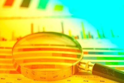 O processo de avaliação da empresa em relação à concorrência é conhecido como benchmarketing. Mas para facilitar essa iniciativa, já existem ferramentas digitais que ajudam a espionar o que os seus concorrentes estão fazendo na rede. O nome pode não ser muito comum para todos, mas essa é uma prática antiga, usada há muito tempo, pelas maiores empresas do mundo, antes mesmo da era digital. Com essa atividade, empresas listadas na Fortune Global já admitiram reunir informações sobre seus concorrentes, o que teria resultado em aumento de seus orçamentos em função dos dados obtidos. E em qualquer setor, mas especialmente dentro do marketing digital, é fundamental avaliar como sua empresa está no mercado frente à sua concorrência. Dito isso, leia o nosso texto e descubra quais são as principais ferramentas do mercado usadas para espionar o concorrente. Confira! Por que as ferramentas de análise da concorrência são imprescindíveis? Existem diversas ferramentas de análise de mercado de concorrência perfeita para ajudar todos os empreendedores que buscam por fazer um estudo de forma rápida e eficiente. Essas ferramentas são imprescindíveis para as empresas porque é por meio delas que o analista dedica menos esforços tentando entender as informações de seus concorrentes, assim podendo focar mais tempo no que realmente importa, o marketing. Portanto, em vez de perder tempo espionando o seu concorrente, deixe que algumas ferramentas inteligentes façam esse trabalho por você. Um exemplo de ferramenta de “espionagem” de concorrência que podemos citar, amplamente usado no plano de marketing digital é o Semrush, com o qual é pesquisado principalmente o tráfego orgânico de determinado site, identificando as principais palavras chaves que levam tráfego por meio dos mecanismos de busca. A análise da concorrência agora é tecnológica, fácil e eficiente. Usar essas ferramentas vai ajudar a entender onde a empresa está acertando, onde há brechas para melhorar em função das falhas dos concorrentes e onde precisa de uma mudança urgente de rota. É um mecanismo de aperfeiçoamento. Isso é fundamental para manter o sucesso das marcas. Mas além de abordar o Semrush, vamos apresentar também outras ferramentas que poderão ajudar e muito a “seguir” os passos do seu concorrente e, ao mesmo tempo, montar sua estratégia para crescimento da sua marca: 9 ferramentas para obter informações valiosas sobre seus concorrentes Semrush Com o Semrush, plataforma especializada em obter dados fundamentais para qualquer estratégia de marketing digital, você vai conseguir promover amplamente a otimização do seu conteúdo. Ao digitar a URL, a ferramenta dará uma visão do domínio pesquisado, além de avaliar como ele utiliza palavras-chave, links patrocinados, de onde vem o tráfego e muito mais. Além disso, é possível digitar a URL dos sites dos concorrentes para obter informações sobre as palavras-chaves que eles usam para ranquear seus conteúdos e quais são os termos que geram maior tráfego para o site. O melhor de tudo, é que todas as informações vêm em formato de gráfico, o que ajuda a compreensão da análise. COLOCAR GRÁFICO SimilarWeb Esse recurso faz análise tanto do tráfego dos concorrentes como do comportamento dos usuários deles, a partir de uma projeção de amostragem. Essa ferramenta revela praticamente um dossiê do seu concorrente, fornecendo número de visitas, origem de tráfego, porcentagem de tráfego pago e orgânico vindo do Google, quais redes geram mais visitas e entre outros. Além disso, o SimilarWeb consegue medir a popularidade do site no contexto nacional e global usando rankings inteligentes. Google Alerts A ferramenta envia notificações para o seu e-mail quando detecta um novo conteúdo no Google sobre os termos que você vai definir ou as palavras-chaves. É possível também configurar alertas com o nome do seu concorrente e produtos deles para a sua análise de concorrência. Open Site Explorer Dada a importância dos links no marketing digital, essa ferramenta é para lá de útil. Com ela, é possível fazer análise da concorrência baseada na autoridade e influência conquistada a partir de links de outros sites. Com isso, é possível conferir as falhas do seu concorrente e traçar estratégias de crescimento com esses dados. Rank Signals Essa ferramenta também permite que possamos acompanhar os nossos backlinks e também dos concorrentes. É uma ótima oportunidade de descobrir veículos, por exemplo, para que uma assessoria de imprensa entre em campo para conseguir ótimos links para os projetos de SEO. SocialMention Monitora a maioria das redes sociais, blogs e vídeos do Youtube. É possível usar a ferramenta para encontrar o que está sendo divulgado sobre qualquer termo. Também analisa a frequência com que seus concorrentes estão sendo mencionados. Website grader Essa ferramenta permite detectar a eficiência de seus concorrentes, fazendo uma análise básica do desempenho SEO dos sites. BuzzSumo Com essa ferramenta, é possível receber informações dos posts das redes sociais de melhor desempenho do seu concorrente. Você pode ainda receber um alerta de postagens de uma determinada marca ou assunto. O BuzzSumo também proporciona uma análise detalhada e objetiva por meio de seus relatórios comparativos. Mas faça um cadastro para testes, porque a opção gratuita tem suas limitações. Alexa Mais uma ferramenta de análise SEO, que é capaz de fornecer análises que comparam e otimizam negócios na internet. É utilizada para classificar a relevância de websites, com ferramentas para benchmark, quantidade de visualizações por mês, tempo gasto no site e taxa de rejeição, etc. Representa uma excelente forma de conhecer como anda o mercado no momento, caso você esteja pensando em lançar um negócio. Essas são algumas ferramentas que podem te ajudar no dia a dia, e como sabemos que existem outras muitas disponíveis no mercado divide com a gente alguma ferramenta que você tem usado e está trazendo bons resultados para o seu negócio. O que é concorrência? A palavra concorrência é usada para definir o grau de competitividade existente entre empresas e entidades que fornecem os mesmos produtos ou serviços, e que competem entre si pelos objetivos ou segmentos semelhantes do mercado. Segundo a teoria econômica, a existência de concorrência é fundamental para promover a produtividade e inovação dos produtos e serviços, assim, podendo ser considerado como um dos motivos do crescimento e do desenvolvimento das empresas. Além de ser o combustível ideal para incentivar os competidores a serem mais eficientes em suas entregas, conseguindo produzir muito mais produtos ou serviços com menos custos. Análise da concorrência A análise da concorrência, também conhecida como análise de mercado, é o exercício de monitorar de forma regular os seus concorrentes, que são as empresas que fornecem produtos e serviços parecidos aos seus. Os principais pontos que são observados, geralmente, são os preços oferecidos, a experiência do cliente, a gestão comercial e entre outros. Essa pesquisa é de suma importância para auxiliar no planejamento e gerenciamento de vendas do seu negócio, já que ela possibilita a identificação de riscos e oportunidades que são essenciais para impulsionar o desenvolvimento dos seus faturamentos. Toda empresa que faz uma análise da ampla concorrência fica ciente de como sua marca está posicionada no mercado em relação aos seus concorrentes que disputam o mesmo público. Sendo assim, uma maneira fácil de identificar quais são as características que sua empresa tem e que se diferencia do resto. Além do mais, saber quais são os aspectos em que seu negócio está bem posicionado no que diz respeito aos concorrentes, é o fator chave que a sua empresa precisa para conquistar novos clientes. Veja a seguir algumas estratégias que por meio da análise de concorrência podem ser criadas: Melhor posicionamento da sua marca no mercado; Impulsionamento do faturamento; Ampliação das vendas. GS2 Marketing Digital Somos uma agência de marketing digital, especializada em inbound marketing, com foco em resultados. Nossos serviços incluem a análise de concorrentes por meio das melhores ferramentas do mercado, estratégias de conteúdo, consultoria SEO e muito mais. Nosso sucesso é feito com base no desenho da jornada de compra da sua marca. Nós reunimos dados e analisamos os nossos clientes de sucesso de diversos segmentos para chegar a uma metodologia que vai fazer aumentar as suas vendas. Contamos com os melhores métodos para fazer o seu negócio crescer! Quer saber mais como a GS2 Marketing Digital pode te ajudar a espionar seus concorrentes? Fale com a gente!