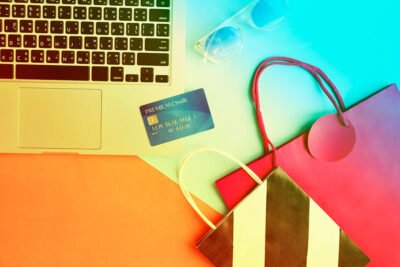 O marketing de conteúdo é uma estratégia do marketing digital que pode render ótimos resultados. Apesar de ser uma ótima opção para diferentes segmentos no mundo digital, quando o assunto é e-commerce, o conteúdo se torna ainda mais importante no momento de conquistar o consumidor. Sabe por quê? Leia e saiba tudo sobre o assunto! As pesquisas dos consumidores online Quem nunca fez uma pesquisa do Google antes de tomar a decisão de comprar determinado produto, seja on-line ou off-line? Esse é um hábito que o avanço das tecnologias nos proporcionou, o que acaba influenciando na nossa decisão de compra. Segundo o levantamento da Math Ads, especializada em gestão de mídias sociais, nove em cada 10 brasileiros fazem pesquisas na internet antes de concluir uma compra. De acordo com a 2ª edição do estudo ‘State of Search Brazil’, realizado pela agência de SEO Hedgehog Digital (especializada em Search Engine Optimization) em parceria com a Opinion Box, 60% das pessoas escaneiam a primeira página e apenas 18% delas vão além. Sabe o que isso significa? Que os sites que estão bem posicionados nos buscadores conseguem converter acessos em vendas sem precisar gastar com links patrocinados. Assim já dá para ter uma ideia da importância do marketing de conteúdo na composição do seu e-commerce, não é mesmo? Leia mais: Como funciona o inbound marketing O consumidor precisa confiar na sua loja virtual Antes de começar a detalhar quais são as estratégias que você pode adotar e a importância de cada uma para melhorar os resultados do seu negócio, é importante lembrar algo que já é bem óbvio: o consumidor que compra on- line precisa ter confiança na sua loja virtual. Como o seu futuro cliente não terá a mercadoria em mãos para analisar, sentir o peso, ligar, desligar e fazer outros testes que são possíveis em lojas físicas, a compra será efetuada com base nas informações presentes no seu site, sejam por textos, vídeos ou fotos. Resumindo: o conteúdo no mundo dos e-commerces vai muito além do que simplesmente divulgar a mercadoria. Ele precisa trazer segurança! Para introduzir o conteúdo em seu site, conheça a sua persona É possível aprofundar ainda mais o seu olhar para o cliente, por meio da criação da persona. Resumindo rapidamente, a persona trata-se da personificação do seu cliente ideal, com definições específicas de carreira, hábitos e necessidades. A partir daí começam os trabalhos com os conteúdos em seu e-commerce. Confira as principais estratégias de marketing de conteúdo que podem te auxiliar na busca pelos melhores resultados! Descrição dos produtos Quando o assunto é e-commerce, a atenção à descrição das mercadorias deve ser redobrada e é por isso que essa é a primeira estratégia a ser introduzida na sua loja virtual. Se fizer um teste e procurar por “camisas de manga longa” no Google, verá que os sites dispostos nas primeiras posições da ferramenta são os que possuem descrições bem detalhadas. O que essas empresas fizeram foi utilizar as ferramentas de SEO, ou seja, investir em palavras-chaves, tanto na descrição quanto nas imagens dos produtos. Blogs A criação de um blog é a principal estratégia para conseguir bons resultados nas pesquisas orgânicas. Assim como nas descrições dos produtos, os conteúdos postados no blog também devem utilizar palavras-chaves para que o robô do Google considere que o material é relevante e posicione melhor a sua loja virtual, o que acarretará no aumento do número de acessos. Lembre-se: esses conteúdos devem ir ao encontro de seu cliente ideal, portanto, a análise da persona é indispensável para produzir textos que realmente tragam resultados. Imagens Ao realizar a sua pesquisa, o consumidor, além de procurar informações sobre o produto, também busca boas imagens para visualizar melhor o que está prestes a comprar. Por esse motivo, produza imagens de boa qualidade, onde o cliente possa verificar todos os ângulos da mercadoria e tenha uma sensação semelhante à de uma loja física. Vídeos De acordo com uma pesquisa realizada pelo E-tailing Group, 52% dos consumidores preferem fazer uma compra após assistirem vídeos sobre o produto. Isso mostra o quanto esse tipo de conteúdo vem crescendo e é funcional. Se aproveitando disso, é possível produzir vídeos detalhando o funcionamento de seu produto, suas principais características e dar dicas para o seu uso diário. Marketing de conteúdo em e-commerce: 6 dicas Em e-commerces, marketing e vendas devem andar lado a lado, pois juntas irão gerar resultados financeiros para a empresa. Confira abaixo 6 dicas de como introduzir o marketing de conteúdo no e-commerce: Pesquise bastante O primeiro passo para implantar o marketing de conteúdo é fazer diversas pesquisas para entender a sua concorrência. O que estão fazendo? Quais estratégias estão utilizando? Quais dessas estratégias estão dando mais certo? Analisando essas informações é possível entender qual o caminho seguir. Planeje os conteúdos Criar os conteúdos sem um planejamento também não irá gerar resultados. Por isso, planejar o que será feito é importante. Com as pesquisas de concorrentes feitas, é possível ter uma ideia do que anda funcionando ou não no seu nicho. A partir daí é preciso pensar em como adaptar para a empresa, sem copiar a concorrência. Planeje a publicação A data e hora da publicação também são pontos importantes, isso porque cada público está mais ativo em certos momentos do dia e é nesses horários que se deve publicar os conteúdos. No começo é preciso publicar e analisar os dados para poder entender quais horários performam melhor. Depois de entender em quais horários o público-alvo está mais ativo, é só planejar os conteúdos. Faça materiais ricos Os materiais ricos são conteúdos mais completos oferecidos para os clientes, como e-books ou infográficos. São ótimos exemplos de como atrair clientes, pois são criados para sanar a dor da persona. Para que a pessoa obtenha esse material, é possível colocar um formulário onde ela precisará fornecer dados básicos como nome e e-mail. Com esses dados em mãos, é possível planejar conteúdos personalizados, via e-mail marketing, para que esse lead se torne um cliente. Tenha um FAQ Quando o consumidor entra em uma loja física, os vendedores estão à sua disposição para esclarecer dúvidas em relação aos produtos. No e-commerce isso não é possível, portanto, criar um FAQ é uma ótima opção. O FAQ é um local de perguntas e respostas, onde serão respondidas as perguntas mais comuns em relação aos produtos vendidos. A partir das perguntas mais recebidas pelo serviço de atendimento ao cliente, é possível montar o FAQ e ir adicionando mais informações ao longo do tempo. Avalie os resultados Mesmo que as estratégias sejam bem pensadas, não há garantia de que irão funcionar do jeito esperado. Por isso, após um tempo de execução, é preciso avaliar os resultados obtidos e entender o que pode ser melhorado. Fazendo uma manutenção sempre que necessário é possível chegar aos melhores resultados possíveis. Viu como o marketing de conteúdo pode oferecer diversos benefícios para o seu negócio? Não perca tempo e comece agora mesmo a utilizá-lo!