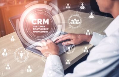 Com o avanço da tecnologia no mundo corporativo, as plataformas de CRM têm sido amplamente utilizadas. Apesar disso, ainda existem muitos gestores que não conhecem os benefícios da utilização de um CRM, que podem ser um grande diferencial para aumentar a eficiência nas vendas do seu time e a rentabilidade das empresas. Leia e saiba por que o CRM é tão importante para as estratégias de marketing e vendas como implementá-lo. O que é CRM? Estamos na era do cliente, da transformação digital e das novas tecnologias. Nesse cenário, o relacionamento também evoluiu, levando um novo conceito também conhecido como marketing de experiência. Dentro desse cenário, o conceito do CRM, que significa ser centrado no cliente, se encaixa perfeitamente. Para entender melhor, CRM significa Customer Relationship Management, que é uma plataforma de gestão 360º de vendas. Mas, além de estar centrado no cliente, ter um sistema CRM é uma ótima oportunidade para a empresa passar a ter um conhecimento mais profundo dos próprios processos internos, qual é o cenário que a empresa está vivenciando, onde estão as suas lacunas no processo de marketing e vendas e quais são os principais desafios como um todo. Entre esses desafios, a empresa pode não ter uma gestão documentada dos leads, mesmo com bons resultados do Inbound Marketing, ou os vendedores não seguirem um processo estruturado, cada um realizando a sua venda de um jeito próprio. Por isso, o CRM pode ser uma ferramenta muito importante para a empresa entender onde está, onde quer chegar e como vender mais. As plataformas de CRM estão na lista das tecnologias corporativas mais importantes e inovadoras disponíveis para as empresas. Isso justamente pelo modo que o CRM utiliza as informações dos clientes para gerenciar a contagem de oportunidades de venda. O que faz um sistema CRM? Basicamente, as plataformas CRM contam com um banco de dados que possui informações valiosas sobre os clientes, incluindo nome, e-mail, telefone e endereço, assim como um histórico de comportamentos e compras na empresa, incluindo ligações por telefone, mensagens enviadas e acessos ao site. O CRM também é responsável por organizar os clientes em momentos pré-definidos, sincronizando a agenda do vendedor para evitar que ele perca os follow ups (acompanhamento da conexão do prospect). Esse é um processo muito mais avançado do que anotar todos esses dados apenas em uma planilha de Excel, que tem um limite, porque o volume de informações que surge a partir de contatos telefônicos, do Whatsapp ou e-mails pode facilmente se perder se a organização da equipe comercial não for muito disciplinada. Contar apenas com a memória, somada à correria do dia a dia, pode fazer com que muitas informações deixem de constar na planilha. Para ter melhores resultados é preciso ter gestão, criar um método de organização, e o CRM faz isso. Assim, essa ferramenta é importante para fazer o potencial cliente caminhar no funil de vendas, qualificar e alinhar as suas expectativas quanto ao que está sendo vendido. Tudo realizado no timing certo, sem perder informações importantes ao longo do processo. Mais funcionalidades do CRM Vendas O sistema também exibe relatórios muito valiosos sobre quando os clientes passam por cada fase da compra, taxa de conversão em vendas e o tempo médio de negociação, informações muito importantes para que a empresa saiba quando tempo está demorando para o cliente fechar e o número de tentativas de contatos que estão sendo realizados, por exemplo. Também é possível saber quantos leads serão necessários para que se fechem X vendas, ou que se chegue a X de faturamento e, dessa forma, passar para o time de marketing a quantidade de leads necessárias por mês, assim como também é possível fazer alinhamentos para uma melhoria contínua na qualidade dos leads gerados por marketing. Com essas informações acumuladas, os gestores de um empreendimento têm um leque de opções para aumentar a assertividade nas negociações, além de prever as necessidades e os desejos do cliente. Isso quer dizer que a empresa fica apta a trabalhar de forma personalizada para cada cliente, simplificando o processo de venda, principalmente para a equipe comercial. Quais as vantagens de integrar o CRM na estratégia de marketing e venda de uma empresa? Ao criar um método, o CRM permite também que as equipes de marketing e comercial fiquem independentes dos gestores, podendo percorrer os processos de forma organizada. Tendo as informações organizadas e seguindo um fluxo, o CRM pode, inclusive, ajudar os vendedores na melhoria de suas técnicas de negociação e realizar um trabalho mais eficiente para que o prospect avance no funil de vendas. Além dessa vantagem, conheça os principais benefícios de se ter o CRM integrado na estratégia de marketing e vendas de uma empresa: Redução de problemas de comunicação Entre as principais vantagens das plataformas de CRM, está a possibilidade de compartilhamento de informações em tempo real entre todos os integrantes da equipe, funcionando como uma interseção entre todos os setores, o que diminui os riscos de falha de comunicação entre os componentes. Comunicação personalizada Empresas que incluem o CRM em seu processo de venda conseguem personalizar o relacionamento com a sua base de clientes, ou seja, se comunicam com cada prospect (quando o lead entra no CRM, ele passa a ter essa nomenclatura) de forma diferente, seja por meio de e-mails, mensagens em redes sociais ou ligações. Isso é possível devido ao grande número de informações cadastradas e levantadas pelo time de marketing, como serviços e produtos de interesse, nível de conhecimento sobre o assunto, entre outros. Ao optar pela comunicação de forma personalizada, a empresa consegue ganhar a confiança do consumidor, que se sente mais importante para a corporação e caminham para se transformarem em defensores da marca. Qualificação de leads Por conta do grande número de informações que podem ser gravadas em um CRM, fica muito mais fácil para o time de marketing qualificar seus leads e, consequentemente, identificar os potenciais clientes. Quando o marketing faz essa qualificação e descobre oportunidades comerciais, é hora do time de vendas entrar em ação e utilizar o CRM para fazer uma gestão inteligente do prospect e fechar o negócio. Vendas mais eficientes A integração entre uma boa plataforma de CRM e uma estratégia de marketing também pode melhorar a produtividade da equipe de vendas, isso porque, ao receberem leads repletos de informações, como páginas mais visitadas e materiais que converteu, os vendedores conseguem atendê-los da melhor forma possível. Fidelização de clientes Ter um CRM atualizado permite que o time de vendas consiga identificar quais leads fecharam negócios com a empresa e, a partir daí, promover conteúdos e estreitar o relacionamento com base no interesse de cada, prezando pelo sucesso do cliente e pelo aumento na taxa de fidelização. Dessa forma, a empresa pode criar campanhas de marketing para atrair leads com esses perfis de interesse, além de oferecer condições comerciais mais valiosas para os consumidores. O CRM pode ser importante, inclusive, para aprimorar os conteúdos do seu time de marketing! Assim como as informações levantadas pelos materiais idealizados pelo time de marketing da sua empresa são muito importantes, quando o lead se torna prospect e passa a ser responsabilidade do time de vendas, os resultados obtidos com o CRM também podem coletar dados significativos para avaliar o trabalho que está sendo realizado com os e-mails marketing, redes sociais, landing pages, etc. Com esses dados, é possível corrigir qualquer deficiência no processo de qualificação de leads, melhorando, assim, cada vez mais os resultados da corporação! Como implementar o CRM? Quando os gestores da empresa percebem todas as vantagens de adotar uma ferramenta de gestão para melhorar os resultados do time de marketing e vendas, o primeiro passo é pensar em um modelo de CRM que seja viável para a organização. Muitas vezes, a empresa não está em um momento de disponibilizar um custo muito alto de aquisição com a ferramenta CRM, então, pode ser até uma plataforma de CRM gratuito, como o Pipedrive, Meets CRM, JivoChat, Freshales, etc. Pode ser até comum que as empresas testem mais que um CRM nesse processo de gestão de processos de marketing e vendas. Alguns podem não atender às expectativas e as empresas passam a testar outras ferramentas, com interface diferentes. Entre os diversos CRMs que existem no mercado, está o RD Station CRM que vai permitir uma curva de ativação bastante rápida de processos e também tem uma versão gratuita. Além disso, o CRM RD Station também é bastante simples de começar a usar, fazendo as ativações de configurações técnicas, parametrizações e integrações. A versão Basic do RD já ajuda a customizar o funil de vendas e otimizar os processos. Depois de fazer a ativação, muitas empresas também usam outras ferramentas de qualificação de leads em paralelo, que integram-se com o CRM. No caso do CRM RD Station há como fazer essa qualificação com o lead scoring. Desafios da implementação A parte técnica da implantação do CRM marketing e vendas é a mais simples, os maiores desafios em uma empresa podem surgir a partir da necessidade de mudança de mindset dos times dos gestores e vendedores. Às vezes, os profissionais resistem a essa mudança, no entanto, é preciso entender que o CRM é um processo de melhoria, que exige uma mudança de hábitos do time como um todo. Mesmo que os processos anteriores tenham proporcionado bons resultados, essa ferramenta de gestão, se utilizada da forma como deve ser, vai ajudar a otimizar as vendas. Mas, para isso, é preciso criar uma rotina constante, centralizando as informações, inserindo as atualizações sobre os prospects no sistema, fazendo o acompanhamento e execução das tarefas agendadas. A equipe precisa enxergar que o CRM é a sua nova ferramenta diária de trabalho, e torná-la indispensável nos processos, porque agindo assim, ela vai proporcionar um método que vai aumentar a sua produtividade. Incentivar essa mudança de mentalidade é o papel do gestor, que deve promover treinamentos constantes, além de reuniões para troca de informações e alinhamento de ações que vão ajudar a fazer o acompanhamento e o desenvolvimento do vendedor dentro desse novo processo. Conclusão Entendeu mais sobre o CRM, o que é, e a importância de ter um software para ajudar nas suas estratégias de marketing e vendas? Não perca tempo e comece agora mesmo a utilizá-lo!