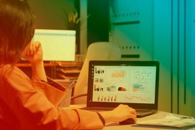 Basicamente, quando queremos saber o que é marketing digital, a resposta mais resumida é: uma nova forma de divulgação das empresas por meio dos canais digitais para promover seus produtos ou serviços. Mas, saber o que é marketing digital, vai muito além disso. Vamos aproveitar aqui para termos uma ideia do que é essa forma de alavancar produtos e marcas. O que é marketing digital? Para explicar melhor, podemos dizer que marketing digital é um conjunto de atividades que as empresas ou pessoas utilizam virtualmente para atrair novos negócios, criar relacionamentos e até desenvolver uma identidade de marca. Resumindo, o marketing digital é o próprio marketing utilizando os canais digitais. E por que virtualmente? Porque a maioria esmagadora das pessoas hoje está conectada praticamente o tempo todo. Ninguém vive sem internet, principalmente após a chegada da tecnologia dos smartphones e, especialmente, após a pandemia. Então, quando se fala no assunto, praticamente todo mundo que está no setor corporativo vai ter uma mínima ideia do que isso seja. Diferente de bem pouco tempo atrás, quando o assunto poderia render exclamações do tipo: “O quê? Marketing Digital? Que raios é isso?” Hoje, praticamente não existe mais essa separação entre ON e OFF, por trás de um computador, um tablet ou um celular está uma pessoa, que é a mesma no seu dia a dia virtual ou físico.É o que chamamos de onlife, a tecnologia como extensão da nossa vida. Pesquisas comprovam crescimento da conectividade Segundo um relatório da plataforma AppAnnie, o Brasil é o país que passa mais tempo por dia no celular. Empatados com a Indonésia, os brasileiros passaram uma média de 5,4 horas no celular em 2021. De acordo com a pesquisa ‘Consumo Online no Brasil’, feita pela PayPal, em parceria com a Edelman, 1 em cada 4 brasileiros quer continuar comprando on-line após a pandemia. E mesmo quem não gosta de comprar digitalmente, utiliza a internet para pesquisar sobre um determinado produto, serviço ou um assunto, para ter mais bases de informação. Atualmente, as pessoas passam pelo menos 50% a mais do seu tempo on-line do que costumavam fazer 12 anos atrás. Segundo a Pesquisa sobre o uso das Tecnologias de Informação e Comunicação nos domicílios brasileiros (TIC Domicílios) 2020, a pandemia do Coronavírus aumentou o uso da internet no Brasil. Em 2019, 71% dos domicílios tinham acesso à internet, em 2020 esse número passou para 83%. Assim, as mídias digitais são fontes cada vez maiores de entretenimento, interação social, notícias e compras. Então, podemos dizer, sem sombras de dúvidas, que o país apresenta um cenário mais que favorável para uso da internet para a divulgação de todos os tipos de iniciativas pelo marketing digital. Canais digitais Quando dizemos que o marketing digital faz uso dos canais digitais, muita gente pode perguntar, que canais são esses? A resposta é simples: todos! Mídias sociais como Facebook, Linkedin, Twitter ou Instagram; buscas no Google, e-mails, e os próprios sites e blogs das marcas ou das pessoas, vão ajudar a conectar ainda mais aquela marca ou serviço com um usuário. Todos esses canais podem e devem estar dentro de uma estratégia de inbound marketing, que são táticas para ganhar o interesse do público por meio de conteúdos de qualidade e levá-los por um “funil” do momento do primeiro contato, passando por um relacionamento até o momento da compra do produto ou serviço. Entre essas táticas estão iniciativas como utilização do SEO (search engine optimization), com buscas de palavras-chaves no Google, marketing de conteúdo, abastecimento de mídias sociais e até e-mail marketing. São diversos canais convergindo para que o cliente efetue uma compra. Quais as vantagens de se investir em marketing digital? Você já deve ter percebido o quanto o digital mudou a forma de se fazer marketing para melhor, tanto para empresas quanto para os seus respectivos consumidores, promovendo uma série de benefícios para a economia de ambos, como por exemplo: Interatividade visando o aumento do público Uma das principais razões pelas quais o marketing nos canais digitais vem cada vez sendo mais adotado que os canais tradicionais é a interatividade que ele proporciona com o público, mudando o foco do produto para a experiência do usuário em toda a jornada de compra. Com o marketing digital, as empresas podem fazer campanhas e ações, enquanto, do outro lado, o seu público-alvo pode opinar, interagir e indicar para amigos e parentes com poucos cliques, aumentando o engajamento e a velocidade de todo o processo que no final visa vender o seu produto para o seu público alvo. Mais oportunidades para as empresas Seguindo a mesma linha da outra vantagem citada acima, essa diminuição das distâncias entre a empresa e o seu consumidor ajudou e muito, já que se torna possível atingir pessoas de outras cidades e países no mundo inteiro com as campanhas realizadas. Assim, até os consumidores ganham, já que possuem mais oportunidades de conhecer as corporações e escolher a que encontram maior identificação. O mesmo vale, também, para as empresas que podem, a partir disso, criar um bom posicionamento on-line, aumentando as suas oportunidades de venda por diversos canais! Direcionamento Por fim, vale lembrar que o marketing digital é um excelente meio de atingir as pessoas certas na hora certa. Isso quer dizer que, a partir das ferramentas de marketing digital, é possível fazer com que as campanhas das empresas impactem o público que realmente está interessado no produto/serviço em questão e, inclusive, no momento certo em que se encontram no funil de vendas. Esse é um grande benefício, afinal, além de economizar dinheiro com pessoas que não possuem interesse no que a empresa tem para oferecer, é possível conhecer melhor a sua persona, tornando muito fácil a forma de conquistá-la. Canais do marketing digital O marketing digital não se limita apenas a um canal ou segmento, afinal, existem diversos públicos-alvo diferentes que estão presentes em diferentes canais e têm interesse em diferentes segmentos. Portanto, o marketing digital precisa se adaptar a cada cliente e seus diferentes públicos, ajustando tom de voz, as personas e o tipo de conteúdo. Redes sociais As redes sociais são muito utilizadas para atrair os clientes, apresentando a eles um conteúdo de valor e sanando suas dores. O grande foco é criar um relacionamento com o cliente, atraindo-o para saber mais sobre o negócio, indo para o site da marca ou empresa. Cada rede possui um estilo diferente e, para atingir o objetivo desejado, é preciso moldar o conteúdo de acordo com o canal em que será publicado. Um texto para Instagram é mais curto, diferente de um conteúdo publicado no Facebook, onde já é possível ter textos maiores e mais densos. E-mail marketing O e-mail marketing ainda é bastante utilizado e gera ótimos resultados se feito da forma correta. Com o e-mail é possível nutrir leads com conteúdo de valor, mais densos do que os publicados nas redes sociais, gerando identificação e fazendo com que ele vá atrás do produto ou serviço oferecido. Mas para conseguir bons resultados, é preciso ter leads qualificados, que se interessam e são o público-alvo da marca/empresa. SEO Os canais de busca, como o Google, são uma dos meios mais utilizados para encontrar alguém que forneça o que o usuário está precisando. Por isso, estar entre os primeiros resultados fará com que mais pessoas conheçam o produto/marca/empresa e isso aumentará as vendas. Para figurar nas primeiras posições, é preciso aplicar as técnicas de SEO aos conteúdos de blog. Essas técnicas consistem no uso de palavras-chaves e outras informações no texto para ranqueá-lo. Como é gratuito, a concorrência é grande, então fica melhor ranqueado quem aplicar melhor as técnicas e tiver um conteúdo mais informativo. Anúncios Outro canal muito utilizado são os anúncios, tanto em mecanismos de busca, quanto nas redes sociais. Os anúncios podem atingir exatamente o público-alvo, com base nas suas pesquisas, mas precisam ser bem estruturados e segmentados para isso. Para não gastar dinheiro à toa, é preciso ter um bom conhecimento sobre o público-alvo e sobre anúncios, assim conseguirá impactar quem irá comprar o produto ou contratar o serviço. Marketing Digital: como rodar uma estratégia bem sucedida? O marketing digital é uma área bastante ampla, com diversos tipos de profissionais, onde cada um tem um foco diferente. Uma estratégia de marketing digital bem sucedida não é fruto do trabalho de uma única pessoa, isso porque são vários pontos trabalhados para chegar no resultado final. Uma única pessoa não consegue abranger tudo. Entenda melhor sobre os profissionais necessários para uma empresa de marketing digital rodar uma estratégia de sucesso. Produtor de conteúdo A produção de conteúdo está relacionada com a criação de textos para blogs, e-mail marketing, e-books, infográficos, legendas para redes sociais, entre outros. Esse processo também envolve muita pesquisa e checagem de dados, para não incluir informações falsas nos textos. Esse profissional é responsável pela criação dos conteúdos com as técnicas de SEO que irão ajudar a ranquear o texto. Planejamento O time ou a pessoa de planejamento de marketing digital precisa ter bastante conhecimento sobre o que é melhor para cada cliente. Entender em quais canais o público-alvo de cada um está irá ajudar a planejar a melhor estratégia possível. Gerente de mídias sociais O profissional que faz a gestão das mídias sociais de uma marca ou empresa é o responsável por posicioná-la nas redes. Ele irá montar o planejamento do conteúdo (que o produtor de conteúdo irá escrever) e o posicionamento da marca, sempre visando o engajamento com o público. Analista de métricas Não importa quais os canais que são utilizados nas estratégias de marketing, todos oferecem dados de performance. O profissional dessa área conhece as métricas e quais são mais importantes para cada canal, e irá fazer análises sobre os resultados de cada estratégia utilizada. Com a sua análise, é possível saber se está dando certo ou não, se é preciso mudar ou adaptar. Gestor de tráfego Como dito anteriormente, os anúncios são bastante utilizados como parte de estratégias das marcas e empresas, mas é preciso ter conhecimento nessa área para atingir o público certo. O gestor de tráfego irá tomar conta dos anúncios feitos nas redes sociais, fazendo com que impactem as pessoas certas, gerando leads e vendas. Analista de SEO O produtor de conteúdo irá escrever o texto aplicando as técnicas de SEO, mas é preciso ter uma pessoa que seja especialista nessa área para revisar os conteúdos antes de irem ao ar. Customer Success Customer Success está relacionado ao sucesso do cliente e atua nas agências de marketing digital. O profissional fica responsável por alguns clientes da agência e cuida de toda a parte de negociação, aprovação de conteúdo e feedback. É ele que envia os conteúdos para que o cliente aprove, repassa os feedbacks, apresenta as métricas ao final do mês e auxilia o time de conteúdo com informações necessárias. Sabendo o que significa marketing digital, como funciona e suas especificações, também fica claro porque é imprescindível um profissional de marketing digital se a empresa quer crescer por meio deste veículo.