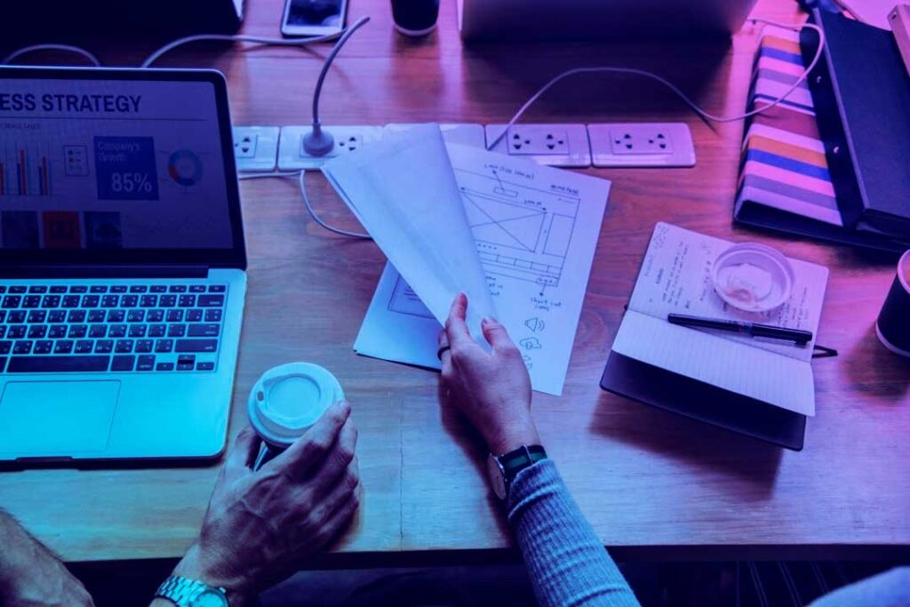 Afinal, o que seria o ToFu? Não, você não leu errado. Não estamos falando daquele alimento oriental produzido a partir da soja, mas sim do topo do funil de vendas (apelidado de ToFu), que é a parte mais larga de todo o processo de atração de leads. É nesta etapa que a sua empresa recebe o maior número de visitantes e, portanto, deve fazer alguma coisa para despertar o interesse deles. O funil de vendas é estruturado da seguinte maneira: E é por conta dessa configuração que a etapa do topo de funil é muito importante, já que é através dela que a empresa consegue atrair e educar potenciais consumidores. Mas como assim educar? Bom, no caso, é bem no sentido literal da palavra mesmo. Sua empresa precisa pensar que o visitante ainda não sabe que possui um problema e pode ter caído em seu site de “para-quedas”, portanto, esse é o momento de prender a sua atenção e mostrar que você possui algo que pode ser útil para ele. Nesse momento, ele ainda não está interessado pelo seu produto/serviço, ele está apenas querendo saber sobre o assunto que você é especialista, de forma ampla. Por exemplo, se você é um EAD para profissionais de arquitetura, no topo do funil as pessoas ainda não querem saber sobre o seu curso especificamente, e sim sobre arquitetura, dicas de construção, dicas de softwares, entre outras coisas que possam ser úteis para o dia a dia delas. Se você é uma loja que vende lustres, nesse momento as pessoas querem mais é saber de dicas de decoração, e não trocar os lustres da casa dela.