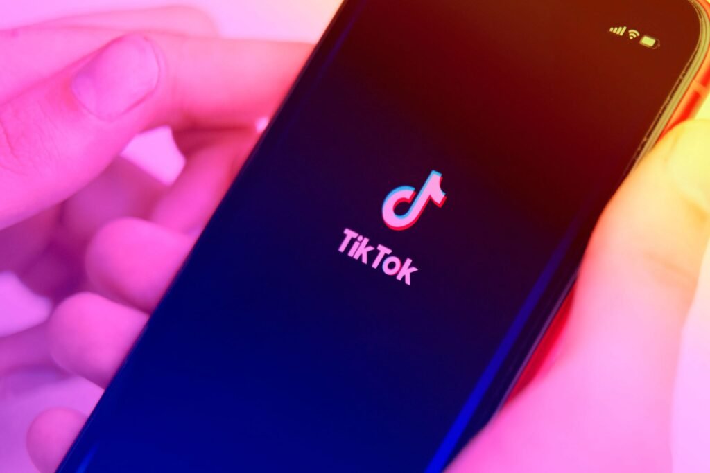 Preferência dos consumidores por anúncios no TikTok Com uma experiência de tela vertical completa, os usuários são facilmente atraídos e é fácil gastar horas no TikTok assistindo as sugestões de vídeos.  O aplicativo vem ganhando usuários todos os dias, não sendo surpresa ocupar o primeiro lugar no ranking equity de publicidade em 2020. O TikTok aparece como a plataforma mais bem aceita pelos usuários quando o assunto é receber anúncios. Apesar do aplicativo ainda não ter o tipo de ofertas de anúncios padrão como outras plataformas, muitas marcas vêm criando publicidades relevantes no canal, muitas vezes em parcerias com influenciadores e celebridades. O ambiente divertido deixa as pessoas abertas a receber anúncios igualmente nesse tom, criando uma experiência muito interessante para o usuário.  Esses dados, do ponto de vista do marketing, são extremamente importantes, uma vez que entendendo a receptividade publicitária e a adequação da campanha, é possível fazer investimentos de mídia de maneira mais assertiva. 