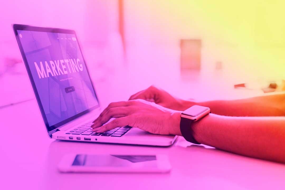 Por que o Marketing Digital é tão importante para as empresas? Confira as principais razões da importância do marketing digital para as empresas: 1- É a melhor forma de garantir uma presença forte na internet Quando temos alguma dúvida, não procuramos em livros e, na grande maioria das vezes, não perguntamos para algum amigo. Nós pesquisamos no Google. E é aí que está o primeiro benefício do Marketing Digital. A pesquisa no Google não acontece somente quando a pessoa está com alguma dúvida, mas também quando ela deseja comprar alguma coisa, Nos dias de hoje, essa ferramenta, juntamente com as redes sociais, se tornou o principal meio de encontrar marcas, produtos e serviços. Porém, caso uma empresa não esteja presente nessa busca, é muito provável que ela caia no ostracismo e não seja reconhecida por novos consumidores. Portanto, ter uma presença digital hoje em dia é fundamental.  2- Aumentam as oportunidades para as empresas Seguindo a mesma linha da outra vantagem citada acima, essa diminuição das distâncias entre a empresa e o seu consumidor ajudou e muito, já que se torna possível atingir pessoas de outras cidades e países no mundo inteiro com as campanhas realizadas. Assim, até os consumidores ganham, já que possuem mais oportunidades de conhecer as corporações e escolher a que encontram maior identificação. O mesmo vale, também, para as empresas que podem, a partir disso, criar um bom posicionamento online, aumentando as suas oportunidades de venda por diversos canais e sem limitação da distância física! 3- Ajuda a construir uma audiência qualificada A partir das ferramentas de Marketing Digital, é possível fazer com que as campanhas das empresas impactem o público que realmente está interessado no produto/serviço em questão e, inclusive, no momento certo em que se encontram no funil de vendas. E isso é um grande benefício, afinal, além de economizar dinheiro com pessoas que não possuem interesse no que a empresa tem para oferecer, é possível conhecer melhor a sua persona, tornando muito fácil a forma de conquistá-la. 4- Permite sair na frente da concorrência Pode acreditar, ainda existem muitas empresas que não acreditam no potencial do Marketing Digital. Portanto, se a sua empresa correr para se inserir nesse mundo, com certeza estará muito à frente dos concorrentes. Isso pode ser feito através da utilização do Marketing de Conteúdo, com o objetivo de auxiliar o cliente na identificação e solução de seus problemas. 