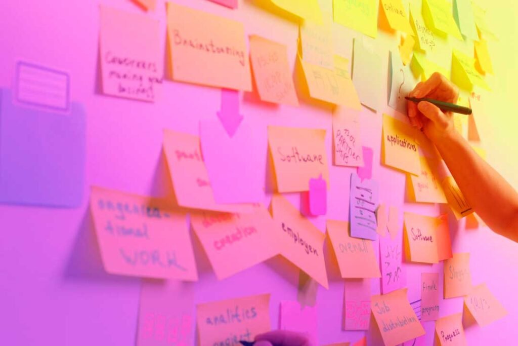 Planejamento 2021: por onde começar? Fazer um planejamento estratégico pode parecer difícil, mas conhecendo sua marca e o que você espera para o próximo ano irá te ajudar. Elencamos alguns pontos que você deve estar atento: Analise a concorrência! O que os concorrentes do seu setor estão fazendo? De que maneira eles se posicionam? O que você pode tirar de aprendizado com isso? - observando sempre o que deu certo e o que falhou.  Pense no seu diferencial! Após analisar os seus concorrentes, é hora de pensar no seu diferencial e de que maneira você pode usá-lo para atribuir valor a sua marca e se destacar em meio a “multidão”. Defina seus objetivos! É aquela velha história: “para quem não sabe onde quer chegar, qualquer caminho serve”. Então, tenha bem definido em mente: o que você quer alcançar no próximo ano? Isso irá nortear todo o seu planejamento. Defina estratégias! Com o objetivo bem definido, chegou a hora de pensar em maneiras de alcançá-los e, para isso, você vai precisar definir estratégias! Se o seu objetivo é reconhecimento de marca no meio digital, por exemplo, você provavelmente vai precisar da ajuda de um profissional de marketing, que saberá como montar um planejamento de redes sociais, uma boa estratégia de inbound marketing, conteúdos e linkar tudo isso com o objetivo do seu negócio. Acompanhar os resultados também é muito importante! Essa etapa demandará um pouco mais de tempo, já que é necessário colocar o planejamento em prática e observar se ele funcionará. Porém, é importante você saber, antes de tudo, de que forma acompanhará essas métricas para, se necessário, mudar suas estratégias em busca do resultado.