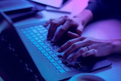 Produção de conteúdo: o que é? O marketing de conteúdo, tem como objetivo a produção conteúdos de qualidade para seu público-alvo e persona. Esse conteúdo irá atraí-lo e auxiliá-lo em todo processo de compra, de forma natural e, o melhor, espontânea! Com isso, sua marca se torna autoridade naquele assunto. Quando alguém que consome seu conteúdo quiser procurar uma informação ou comprar algum produto ou serviço, ele irá procurar a sua marca, pois o conteúdo foi o pilar fundamental na criação de um vínculo de empatia e confiança.