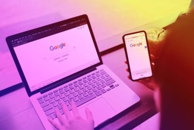 Core Web Vitals: o que significa? O Core Web Vitals do Google é um conjunto de métricas que analisa a experiência do usuário em seu site. E é muito importante que essa experiência seja positiva, já que hoje contamos com uma infinidade de sites e marcas disponíveis na web. Com essas métricas, será possível identificar os pontos de melhoria no site e definir novas estratégias.Para isso, o Google levará em consideração 3 quesitos: Largest Contentful Paint (LCP), ou seja, a velocidade de carregamento da página, sendo o valor ideal menor que 2,5 segundos. First Input Delay (FID) mede a interatividade. Ela calcula quanto tempo demora para o usuário ter alguma resposta do site depois que ele executa a sua primeira ação. O valor ideal é inferior a 100 segundos. Cumulative Layout Shift (CLS) mede a estabilidade visual da página. Sabe quando você entra no site e acha que o carregamento já foi concluído e de repente, um novo elemento aparece (pop up, giff, etc)? O valor ideal para esse acontecimento é menor que 0,1.