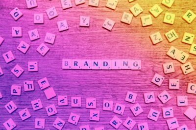 Se você já se aventurou nos conceitos do mundo do marketing, com certeza já ouviu falar sobre branding. Porém, você sabe a importância desse conceito para uma marca e a ligação que a palavra tem com o inbound marketing? Acompanhe o texto sobre o assunto! Branding: o que é? Antes de qualquer coisa, é importante entender o que é branding. E, se você já sabe a importância do marketing digital atualmente, com certeza busca maneiras de se destacar em meio a tantas marcas no mercado. E olha só: nada como contar com um bom branding para isso acontecer! Branding: tradução Ao pé da letra, a palavra branding quer dizer marca. Porém, o que isso quer dizer? O conceito engloba todo o conjunto de ações que vão gerar valor à marca, como seu posicionamento, o que a marca acredita, e a experiência que a empresa proporcionará ao cliente - ou seja, tudo o que o consumidor 5.0 quer. Com as transformações digitais que ocorreram nos últimos anos, houve uma mudança no comportamento do consumidor, que não se contenta mais apenas com o produto ou serviço, mas sim com a experiência. Isso porque existem muitas marcas no mercado, produtos e serviços muito similares. E o que vai fazer com que aquele cliente escolha a sua marca, e não a do concorrente, é a geração de valor desde o primeiro contato com a sua empresa, até o momento final, em que ele decide fechar a compra. Branding: significado Agora que você já sabe a definição de branding, está na hora de conhecer o seu significado. Para isso, faça a seguinte tarefa: quando você pensa na coca-cola, no logo da marca, o que te vem à mente? Você consegue enxergar os valores da empresa? Quais são as suas percepções? Muito provavelmente, sua resposta se refere a momentos com a família, datas especiais, comemorações, ou até mesmo aquele almoço de domingo. Tudo carregado de um valor sentimental enorme. E é aí que o branding atua, fazendo a gestão da marca. Ele se encarrega de todas as informações que estão na mente dos consumidores ao se relacionarem com determinada empresa. Afinal, a marca nada mais é do que uma percepção e o resultado das experiências de seus clientes. Qual a importância do branding? Sabemos que cada pessoa pode ter a sua percepção sobre determinado assunto, gerando uma dúvida sobre a importância do branding, diante dessa questão. Todavia, de maneira coletiva, é sim possível formar percepções sobre um produto ou serviço e assegurar com que as pessoas entendam o que você quer passar. E vale ressaltar que, mesmo que a empresa não esteja fazendo uma estratégia de branding propriamente dita, o branding já está sendo feito, pois os consumidores estão tendo percepções da marca a todo momento. Por isso, diante da ampla concorrência, é primordial possuir diferenciais e garantir com que as pessoas saibam disso, fazendo com que elas não foquem apenas em seu preço, mas sim no seu valor. Quando uma marca sabe o seu valor, e expõe verdadeiramente aquilo que ela acredita, é comum que o preço perca todo aquele peso na hora da decisão de compra, já que o cliente se sente seguro e sabe que receberá exatamente aquilo que precisa. Não tenha dúvida: uma marca forte, que garante uma experiência positiva ao consumidor, vende mais. Branding e inbound marketing: qual a ligação? Apesar do conceito de branding ter surgido antes do marketing digital, nunca foi tão importante aplicar o termo no ambiente digital. Se antes os canais ficavam restritos a tv, ao jornal e ao rádio, hoje existe uma infinidade de opções que a marca pode utilizar, de maneira personalizada, para se relacionar com o seu cliente ideal. Além de uma criação de uma identidade visual própria, que vai desde as cores utilizadas, até o logo da marca, é importante criar formas de se destacar na web. E, se você sabe como funciona o Inbound Marketing, e que o conteúdo é pilar fundamental dessa estratégia, já deve ter percebido que sua utilização é primordial para a construção de uma autoridade no seu nicho de atuação. Concorda que uma boa produção de conteúdo é a melhor forma de passar os valores da sua marca para o consumidor? Se entende como Inbound Marketing o conjunto de estratégias virtuais que têm o objetivo de atrair potenciais clientes voluntariamente e transformá-los em leads, baseado no relacionamento e educação do consumidor. A marca irá oferecer conteúdos relevantes e de qualidade, nos canais onde seu cliente ideal está, além de também agregar valor em todas as etapas da jornada de compra do seu cliente - desde o primeiro contato com a marca, até ele se tornar verdadeiramente um cliente. Isso recebe o nome de pontos de contato - ou touchpoints - e serão os responsáveis por criar o conjunto de percepções que o cliente tem da sua marca. Uma vez que você aplica o conceito da maneira correta, satisfazendo a necessidade do seu cliente, a consequência será o aumento na quantidade de vendas e oportunidades. Aqui, a automação de marketing será fundamental para te ajudar nessa jornada, te auxiliando no processo de captação de leads qualificados, bem como identificando as oportunidades de venda, dentre outros aspectos. Você ganha com a possibilidade de escalar os processos sem perder de vista a mensagem que a marca quer transmitir. Personal branding: se destaque em seu nicho de atuação! Engana-se quem pensa que o branding é somente utilizado para grandes marcas. Imagine que você é um médico: O que te torna único, diante a tantos outros médicos que existem em sua cidade? Como você determina esse posicionamento para as outras pessoas? Quem você gostaria de atingir com isso? O branding pessoal irá te auxiliar na gestão da sua marca pessoal. Em meio a tantos profissionais, é você criar uma experiência no momento da venda ou prestação de serviço, fazendo com que aquele cliente queira voltar sempre. Além disso, é criar valor no seu serviço, já que caro se torna aquilo que não tem valor. E, mais uma vez, o marketing digital tem um papel fundamental nessa jornada. Com ele, é possível saber quem é seu cliente ideal, quais as suas dores, e de que maneira seu serviço ou produto supre as necessidades daquele cliente. Para isso, separamos algumas dicas: Defina o seu posicionamento De que maneira você quer ser percebido e se diferenciar no mercado? É importante definir essa questão e, claro, sustentar a longo prazo. O marketing não é uma corrida de velocidade e sim uma maratona, consistência é muito importante. Atualize sua identidade A sua identidade visual deve seguir o seu posicionamento. Aqui, vale estudar a psicologia das cores e ver o que mais se assemelha ao seu posicionamento. Defina a sua persona Saber exatamente quem é seu cliente ideal te ajudará a entender o conteúdo que eles querem consumir, bem como a linguagem adequada para falar com eles. Faça uma análise dos seus concorrentes Saiba quem são seus concorrentes e entenda os seus diferenciais diante deles. O que você entrega, que eles não entregam? Garanta a experiência perfeita ao seu cliente! Defina quais canais serão utilizados Sabendo quem é a sua persona, você precisa descobrir onde ela está nas redes sociais. Ou seja, quais canais ela utiliza? Sabendo disso, você também conseguirá definir quais os tipos de conteúdo aquele cliente gosta de consumir. Faça um planejamento (e siga-o!) Faça um planejamento e tenha constância em suas publicações. Defina quais temas serão abordados naquele mês, com base no que a sua persona gostaria de consumir. Saiba como entender se sua estratégia está dando certo Saber acompanhar as métricas é fundamental para reverter a situação o mais rápido possível diante de resultados negativos. Branding: estratégia deve ser pensada a longo prazo É importante lembrar que o processo de construir um relacionamento com o cliente leva tempo e não acontece da noite para o dia. Tenha em mente que o branding deve ser trabalhado por toda a vida da marca ou da carreira pessoal. Por isso, requer planejamento e constância. A construção pode ser mais trabalhosa, mas uma vez que esses processos são estabelecidos, é mais fácil conduzir ao longo do tempo. Você ainda não trabalha o branding da sua empresa? Não perca tempo! Precisando de ajuda, entre em contato com a GS2 Marketing Digital.