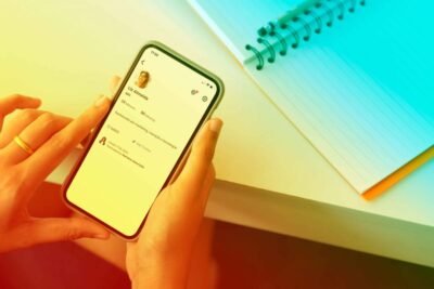 Na última semana, mais um aplicativo chegou para virar tendência nas redes sociais. E, se você está por dentro do que acontece no mundo digital, já deve imaginar que estamos falando do Clubhouse, que ultrapassou o TikTok no interesse de busca no início de fevereiro. Continue acompanhando o texto e entenda tudo sobre a nova rede social do momento! Clubhouse: o que é? O Clubhouse é uma rede social que funciona como uma espécie de podcast interativo. Isso porque ele permite que o usuário só envie áudios. Diferentemente das outras redes sociais, não é possível postar fotos - ao não ser a pequena foto de perfil do usuário - e nem vídeos. Apesar de ter bombado em 2021, quando Elon Musk, CEO da Tesla, utilizou e comentou sobre, o aplicativo foi criado em 2020, por Rohan Seth, ex-funcionário do Google, e por Paul Davidson, empresário do Vale do Silício. A estratégia FOMO, Fear of Missing Out, ou medo de ficar de fora, está sendo apontada como um grande impulsionador da rede, que não para de bater recordes de download. Por enquanto, só está disponível para sistemas iOS, e é necessário ter convite para acessar - sendo que cada usuário só pode convidar 2 pessoas, tornando a rede social muito cobiçada. A rede lançada em abril de 2020, já bateu mais de 2 milhões de usuários e se você acha pouco, saiba que o Instagram levou cerca de dois anos para bater essa marca. Como funciona o Clubhouse? É possível procurar por assuntos de seu interesse - muitas vezes com autoridades falando sobre o tópico - e ficar horas ouvindo diversas discussões muito enriquecedoras em salas onde as pessoas podem ser speakers, se convidadas pelo moderador para falar sobre o tema, ou somente ouvintes (os ouvintes podem ser seguidores de qualquer um dos speakers). Também é possível criar Clubs de interesse e, como já era de se esperar, o marketing digital tem sido um dos grandes assuntos entre eles. Porém, existe um limite de ouvintes na sala, que é de 5 mil pessoas simultâneas. E engana-se quem pensa que o áudio fica gravado! Não há a opção de armazenar conversas, e esses bate-papos já têm duração pré determinada. O que esperar do Clubhouse? Dados do Google Trends de fevereiro deste ano, indicam que o volume de buscas por “Clubhouse” superou as buscas por “Joe Biden”, atual presidente dos Estados Unidos. Outra dado interessante, é que em maio de 2020 o Clubhouse foi avaliado em 100 milhões de dólares, agora já está sendo avaliado de 1 bilhão de dólares. Utilizando o gatilho da escassez, já que é disponível apenas para usuários do iOS e só é possível entrar com um convite, a rede tem dado o que falar e atraído grandes empresários. Está repleta de grandes nomes dos mais diversos setores. Aliás, o Twitter é outra rede social que já vinha trabalhando em recursos de áudio: o Twitter Audio Spaces, muito semelhante ao Clubhouse. Parece que as salas de áudio são uma grande promessa para os próximos anos, não é mesmo? Falando sobre a questão da inclusão, deve-se ressaltar que essa rede não abrange surdos não-oralizados e alguns outros grupos. O Instagram, por exemplo, utiliza o recurso #paracegover, que possibilita a audiodescrição para a compreensão de posts. Por outro lado, os criadores já afirmaram que estão trabalhando para disponibilizar o aplicativo para todos, como usuários do Android. Você já usou o Clubhouse? Conta para a gente!
