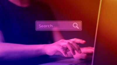 A geração de leads deve ser uma das principais estratégias utilizadas no planejamento de marketing digital se você busca novas oportunidades de venda. Continue acompanhando o post e entenda tudo sobre o assunto! O que é geração de leads? O lead é todo visitante que fornece dados de contato, como e-mail, telefone, entre outros, para a sua empresa em troca de uma oferta, que pode ser um material rico, por exemplo, virar uma oportunidade de negócio para sua empresa. Por meio de formulários ou landing pages, sejam eles para acessar conteúdos de valor, como um e-book, ou para solicitar um contato, você consegue dados daquele visitante, que vão desde nome e e-mail, até mesmo seu telefone particular, dependendo do conteúdo ofertado. A geração de leads qualificados acontece quando você entende quem é o seu público alvo e a sua persona e produz conteúdos adequados de acordo com a jornada de compra que ela se encontra. Afinal, de nada adianta possuir vários leads (contatos), se eles não forem qualificados a ponto de se tornarem clientes. Mas para entender como funciona a qualificação dos leads, é preciso entender mais sobre o funil de vendas (LINK) e jornada de compra, pois é perfeitamente normal que nem todos os leads que entrem no topo do funil se tornem clientes, mas é importante ter essas etapas mapeadas para saber quantos leads precisam entrar no topo de funil para que você atinja número X de vendas. É necessário otimizar sua estratégia e traçar um planejamento que vise a qualidade dos leads. O que é geração de leads no marketing digital? A geração de leads no marketing digital é uma das principais estratégias utilizadas para gerar mais oportunidades de venda. Com um planejamento bem estruturado, serão produzidos conteúdos ricos (e-books, checklists ou guias) de acordo com cada etapa que aquele lead se encontra no funil de vendas. É importante ressaltar que o objetivo é sempre resolver uma dor ou um problema das pessoas, e os conteúdos produzidos na estratégia de Inbound Marketing vão sempre na direção desse propósito. Na primeira etapa, é o momento de oferecer conteúdos valiosos e educativos para o visitante, que se tornará um lead. Aqui os conteúdos são mais abrangentes, pois o lead se encontra na etapa de aprendizagem e descoberta em relação ao seu segmento de mercado, pode ser que ele ainda nem saiba que tem um problema. No meio do fundo, ou segunda etapa, serão ofertadas dicas mais técnicas e específicas para o lead e, no fundo do funil - terceira etapa - os leads qualificados já estão prontos para serem abordados pelo time de vendas. A cada fase do funil, os leads deixarão informações ainda mais preciosas para a abordagem final, que poderá ser convertida em uma venda. A geração de leads multicanal tem um papel fundamental nessa estratégia, já que nem todo seu público estará em apenas um canal. Em cada plataforma, deve ser elaborado um tipo de estratégia que vise a geração de leads. A geração de leads no Facebook, por exemplo, muitas vezes não será igual a geração de leads no Linkedin. Você pode até aproveitar um conteúdo de um canal para o outro, mas sempre adaptando da melhor maneira para um momento diferente da sua persona. Como fazer geração de leads? Uma das maiores dúvidas nesse assunto é como fazer a geração de leads online. Há diversas maneiras de fazer isso, como por exemplo com o uso de ferramentas de marketing digital, que farão desde a construção da landing page (página para capturar os dados do lead), até a gestão dessa base de leads.. Com estratégias para geração de leads, a marca obterá contatos qualificados, que se guiados e nutridos da maneira correta, se tornarão clientes da empresa. Confira 4 truques que separamos para captar mais leads e que são utilizados no dia a dia de agências de marketing digital: 1- Produza conteúdo qualificado Identificada a persona, a marca deve investir na criação de conteúdo. Ele deve focar no que a persona procura, seja tirando dúvidas ou fornecendo materiais relevantes, que despertarão interesse. E olha, você não precisa falar de forma explícita sobre o seu produto nesse primeiro momento. Com o marketing de conteúdo, você poderá dar informações sobre o seu nicho de atuação e ajudar de maneira humanizada aquele lead. Aumentar a geração de leads é um processo de médio a longo prazo, mas que vale a pena! 2- Otimize os seus conteúdos Uma coisa é certa: quando bate aquela dúvida sobre algum assunto, a maioria das pessoas recorre ao Google. E, se seu conteúdo não tiver otimizado, ele não aparecerá como um dos primeiros conteúdos a serem mostrados. Para isso, invista em uma estratégia que contemple o SEO - e isso vai desde a busca por palavras-chave sobre o tema, até a estrutura do seu site. Apesar de ser uma estratégia de longo prazo, você terá mais um canal para a geração de leads e diminuirá a dependência de canais pagos. 3- Utilize landing pages, formulários e pop ups Para que o visitante acesse o conteúdo rico que você criou, será necessário deixar alguns dados, como seu nome e e-mail. Para isso, você pode fazer o uso de landing pages (páginas de captura), pop-ups (que é uma janela que abre no navegador ao acessar um site, geralmente com um formulário) e os formulários propriamente ditos, muito utilizados em sites. 4- Invista no marketing de relacionamento A geração de leads qualificados funciona muito bem quando o marketing de relacionamento é utilizado dentro da empresa. Isso porque, quando o cliente indica a marca para outra pessoa, é muito mais provável que aquela indicação renda um futuro cliente para a empresa, já que as pessoas tendem a acreditar em pessoas que tiveram uma boa experiência com determinada marca. Como anda a geração de leads da sua empresa? Precisando de ajuda, conte a gente!