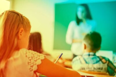 O marketing digital pode e deve estar presente em todos os segmentos. E para isso, nada melhor do que contar com uma agência de marketing digital para escolas. Entenda o assunto! Marketing educacional: o que é? As estratégias de marketing também chegaram até as escolas! O marketing educacional são ações com o objetivo de captar e fidelizar clientes (tutores e pais/responsáveis), fortalecer o branding da escola, deixando claro seus valores, além de uma comunicação efetiva com o público - sejam eles pais, alunos ou professores. O nicho educacional teve um grande crescimento nos últimos anos, com novas possibilidades e maneiras de aprendizado. Portanto, o marketing para escolas particulares vem sendo muito procurado para auxiliar na busca de um diferencial em meio a tantos concorrentes. Marketing escolar: por que investir? É certo que, com o digital, a maneira de se fazer marketing mudou. Antes, as escolas investiam em peso no marketing offline - outdoors, televisão e rádio eram grandes aliados. Hoje, três em cada quatro brasileiros acessam a internet, o equivalente a 134 milhões de pessoas, segundo a pesquisa TIC Domicílios 2019. Fica claro a necessidade de estar presente onde o cliente está, marcando presença no digital. Confira algumas vantagens que o marketing educacional pode proporcionar: 1- Fortalecimento da marca O marketing educacional fortalece o branding da escola e ressalta seus diferenciais. Aliás, você deve deixar sempre claro esses seus diferenciais em postagens e conteúdos voltados para o seu público alvo. Em meio a tantos concorrentes no ramo, mostre porque os pais e alunos devem escolher a sua escola e não outra instituição de ensino. 2- Comunicação efetiva com pais e alunos A escola é um ambiente de muitas informações e acontecimentos a todo momento, como por exemplo eventos, palestras, semana de provas e até mesmo uma excursão. Por isso, é fundamental ter um canal de comunicação com os pais e/ou responsáveis legais e com os alunos. Além da comunicação se tornar mais assertiva, isso gera confiança de ambos os lados, gerando um relacionamento mais estreito entre a escola e seu público. A pesquisa “2021 Global Marketing Trends – Find your focus” realizada pela Deloitte mostra justamente isso. Ela elencou sete tendências do marketing, sendo que uma delas a confiança. A marca, no caso o colégio, deve ser conectar com o seu público, entender suas necessidades e mostrar empatia diante do assunto. Por isso, é necessário ser transparente em todas as ações, para que essa confiança não seja “quebrada”. Um bom marketing educacional também deve levar em conta a linguagem e o tom usados nessa comunicação, criando uma ponte ainda maior entre pais e escola. 3- Captação e fidelização de alunos O marketing educacional também é muito utilizado visando à captação de novos alunos e a fidelização daqueles que já são alunos, no momento conhecido como matrícula e rematrícula. No quesito da captação de novos alunos, isso pode ser feito entendendo quem é a sua persona e qual a sua jornada de compra. Para isso, estruture muito bem o seu funil de vendas e invista no marketing de conteúdo. Aliás, no marketing de conteúdo exemplos são o que não faltam! Além de postagens em suas redes sociais, você pode criar conteúdo otimizado no blog - visando aparecer na primeira página de pesquisas do buscador, webinars, e-books, infográficos, planilhas e muito mais. Isso tudo dependerá do estágio que seu cliente se encontra no funil de vendas e quais as suas preferências de consumo. Já no quesito fidelização de alunos, a personalização no relacionamento é o ponto chave. O marketing educacional possibilita um diálogo constante com os pais e alunos, como já abordamos acima. Além disso, você pode investir, dentro das suas estratégias, no marketing de relacionamento, aproximando-se ainda mais daquele cliente. Ofereça uma experiência única e um atendimento excepcional. Se você também tiver informações pessoais, como a data de aniversário do seu cliente, você pode investir em estratégias como parabenizá-lo nessa data comemorativa. Estratégias de marketing educacional: descubra quais são! Se você quer saber como captar alunos para escola, fortalecer sua marca ou melhorar a comunicação com pais e alunos, confira algumas estratégias que podem ser utilizadas: Estude seu nicho de mercado e seus concorrentes O que os concorrentes do setor educacional estão fazendo? De que maneira eles se posicionam? Observe o que vem dando certo e o que não repetir. Defina sua persona Se você não sabe o que é persona, ela nada mais é do que o seu cliente ideal. Definir isso torna muito mais fácil e assertiva a produção de conteúdo e a estruturação de um funil de vendas. Saiba seu diferencial e defina seus objetivos a curto e longo prazo Qual o seu diferencial e de que maneira você pode usá-lo para atribuir valor ao colégio? Além disso, quais são os seus objetivos com o marketing educacional? Não é possível abraçar o mundo de uma só vez, portanto é importante saber aonde você quer chegar, em um período definido de tempo. Invista no marketing de conteúdo O marketing de conteúdo é fundamental para fortalecer a autoridade da sua marca e sanar as “dores” da sua persona. Oferecer conteúdo de qualidade, no momento que o seu cliente precisa, faz com que uma lembrança da marca seja criada na mente dele a cada ponto de contato. No momento de uma decisão de compra futura, torna-se muito mais provável que ele opte por consumir daquela marca que sempre esteve presente e o ajudou. Para isso, defina um planejamento estratégico e coloque-o em prática. Entenda em quais canais a sua persona está e que tipo de conteúdo ela gosta de consumir. Aliás, esse conteúdo deve respeitar a etapa do funil que a persona se encontra. Trouxemos alguns exemplos para te ajudar: Topo de funil - Aposte em conteúdos que solucionem a dor da persona como, por exemplo, materiais sobre a educação de forma geral. Isso porque, normalmente, pais/responsáveis querem ter certeza que a escola tem bons projetos pedagógicos e entende de educação, sendo que você deve transparecer isso. Meio de funil - No meio de funil, mostre os seus diferenciais perante aos concorrentes, além de como os seus projetos tem embasamento. Porém, ainda não é hora de tentar vender, e sim mostrar fundamento! Fundo de funil - Chegou a hora de ter um CTA (call to action) para contato de forma fácil e visível em seus conteúdos! Um ponto importante a se ressaltar é que a resposta do time de vendas deve ser rápida, pois o cliente já espera um retorno! Aliás, ter um time de vendas é um grande diferencial entre as instituições que estão tendo sucesso na conversão de contatos para matrícula e as que não estão. Pós-venda: o conteúdo pós-venda abrange a parte da comunicação efetiva com os pais/tutores diante de projetos desenvolvidos pela escola. Com essa etapa feita de maneira efetiva, eles acabam virando fãs da empresa e podem indicar a escola para amigos. Conte com a ajuda de uma agência de marketing digital Entendemos que os processos são muitos e, a princípio, podem ser um pouco difíceis de serem aplicados. Por isso, nada melhor do que contar com uma ajuda especializada no assunto, para que as estratégias corretas sejam utilizadas. Está precisando de ajuda com o marketing educacional da sua escola? Entre em contato conosco! Estamos prontos para te ajudar! Leia também: como escolher uma agência de marketing digital