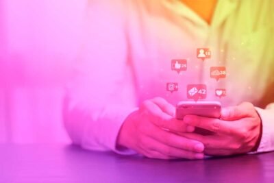 Sem dúvidas, a palavra marketing vem sendo uma das mais comentadas atualmente. Utilizado com as estratégias corretas no ambiente digital, ele pode ajudar a sua empresa a prosperar e ganhar notoriedade no mercado, em meio a tantos concorrentes. Continue lendo para entender mais! O que é marketing? Ao pé da letra, você já parou para pensar no significado da palavra marketing? Ele vem da palavra market - que significa mercado, em inglês. Logo, já dá para se imaginar que se trata de estratégias voltadas ao comercial da empresa. Com ele, é possível estudar o mercado e entender não só como vender, mas para quem vender e como criar um relacionamento a longo prazo com o consumidor, para que ele passe a ser seu cliente. Afinal, muita gente não sabe, mas consumidor não é a mesma coisa que cliente! O primeiro busca bons preços e agilidade, já o segundo cria uma conexão com a sua empresa e, mesmo que ele não esteja a procura do seu produto ou serviço no momento, ele certamente se lembrará da sua marca no momento adequado de compra. Porque, mais do que comercializar, você deve buscar maneiras de fidelizar seus clientes, para que eles se tornem fãs da sua marca e propaguem, de maneira orgânica, o quanto ela é boa no que faz. E o marketing será primordial nesse processo, já que com ele você pode contar com ferramentas que comunicam e atribuem valor à sua marca. Mas, e quanto ao marketing digital, será que existe diferença? O que é marketing digital? Após toda essa explicação, você deve estar se perguntando - o que é marketing digital e qual sua diferença com o marketing offline? O digital marketing, como o nome já diz, traz ações e estratégias totalmente voltadas ao ambiente digital, atraindo novos negócios, e também criando relacionamento com os clientes. Os fundamentos do marketing são os mesmos, o que muda é o ambiente, que traz uma dinâmica diferente em relação à plataformas e canais de comunicação. E também o consumidor, mais conectado e com uma jornada de compra diferente do consumidor que só tinha os meios offline para percorrer o seu caminho até o momento da compra. As estratégias de marketing digital devem fazer parte do dia a dia da sua empresa, se você deseja que ela continue existindo em meio a tantas marcas. Isso porque, como você já deve saber, a maioria das pessoas está conectada na internet atualmente. Basta ter um aparelho celular na mão, conectado a uma rede de internet, para acessar inúmeros conteúdos e serviços disponíveis no meio online. Aliás, uma pesquisa realizada em 2019 realizada pela NZN Intelligence mostrou que 74% dos consumidores preferem a modalidade online em relação às compras realizadas em lojas físicas. E isso antes da pandemia! Outras diversas pesquisas pós pandemia, mostram que um grande número de consumidores experimentou a compra online durante a pandemia e esse é um hábito que será mantido, mesmo depois de voltarmos à normalidade. Vantagens do marketing digital para a empresa Dá uma olhada nas vantagens que o marketing feito no ambiente digital vem trazendo para as empresas: Você conhecerá quem é o seu público-alvo e a sua persona Uma das vantagens do marketing digital é que ele é mensurável. E, com base nesses dados, é possível que você entenda quem é o seu público-alvo e sua persona (cliente ideal). Essa segmentação fará com que suas ações sejam muito mais assertivas, poupando tempo e dinheiro, uma vez que o seu marketing de conteúdo será voltado para quem realmente quer consumi-lo. No marketing tradicional, também conhecido como outbound marketing, isso não é possível. Isso porque não se dá para saber quem pegou aquele flyer da sua marca ou quem passou pelo outdoor que continha a sua propaganda, por exemplo. Gera conexão com o cliente O consumidor 5.0, nativo digital, mais do que a compra, busca experiência e geração de valor. O marketing de relacionamento é uma excelente maneira de entregar isso ao seu cliente, priorizando uma boa experiência com a marca e entendendo a dor daquela persona. E essa experiência única pode ser exatamente o que faltava para o seu cliente finalizar a compra. Que tal realizar uma pesquisa de satisfação com o seu cliente, para conhecê-lo melhor, e a partir disso investir em ações de relacionamento? Usando o email marketing, você pode parabenizar seu cliente em datas comemorativas e mandar ofertas de produtos que você sabe que tem a ver com ele, além de outros conteúdos que você saber ser do interesse dele. Gera mais oportunidades para a empresa Você sabe como funciona o inbound marketing? Ele também é conhecido como marketing de atração, e esse nome não é à toa, já que tem o objetivo de atrair mais clientes, transformando-os em leads e educando-os ao longo da jornada de compra. E isso gera mais oportunidade para as empresas, já que no ambiente digital não existe a barreira de cidade, estado ou país. É importante ressaltar que, quando falamos sobre oportunidades no inbound marketing, estamos falando sobre as qualificadas! E isso só é possível graças aos dados que nos permitem conhecer melhor o perfil dos nossos clientes. Com as ferramentas de marketing digital, você atingirá a pessoa certa, no momento certo, de acordo com a etapa do funil que ela se encontra, não queimando nenhuma oportunidade de compra por abordar aquele possível cliente cedo demais. Isso gera um ótimo custo-benefício para as empresas, inclusive as pequenas, já que o investimento não é feito “as escuras”, como no marketing offline. E, através da mensuração dos dados é possível identificar os pontos que podem ser otimizados e melhorados, para gerar mais resultados. Para começar a implementar na sua empresa, com tanta informação, pode parecer complicado, mas com planejamento é possível seguir adiante com ótimos resultados. Vamos te ajudar! Plano de marketing: planejamento das etapas determinará o sucesso Se você quer saber como trabalhar com marketing digital na sua empresa, já adiantamos que um bom planejamento determinará o sucesso das estratégias utilizadas. Até porque, não adianta sair disparando e-mail marketing ou produzindo textos no blog sem saber onde você quer chegar. Confira um passo a passo: Estude o seu nicho de mercado Pesquise como está o nicho de mercado que sua empresa está inserida e o que se espera para os próximos meses e anos na atual situação do mercado. Defina um objetivo Depois de entender o mercado, é necessário definir qual é o objetivo que você espera alcançar com o marketing digital. Você gostaria de aumentar as vendas da sua empresa em x%? Fazer com que sua marca seja mais reconhecida no mercado? Melhorar o relacionamento com o seu público? Defina esse objetivo e comece a planejar! Entenda quem é o seu público-alvo e sua persona Como já foi dito, para fazer um planejamento eficiente, é necessário saber com quem sua marca está falando, para que a partir disso você entenda qual o tipo de conteúdo produzir e em quais canais disseminar esse conteúdo. Nesse processo, algumas técnicas de SEO podem te ajudar, já que com uma rápida pesquisa você entenderá o que o seu público-alvo anda procurando sobre o assunto relacionado ao seu nicho, e até mesmo a maneira como ele procura. Na hora de produzir o conteúdo, o uso dessas palavras-chave te ajudarão a rankear o site, diante de tantos outros disponíveis no mercado. Defina um planejamento Sabendo quem é o seu público, e o que ele quer consumir, chegou a hora de montar um planejamento para o seu mês e para o seu ano. Defina o que será produzido e quando será produzido. E o mais importante: siga-o corretamente. A constância fará com que a conexão com os seus seguidores seja muito maior, já que estarão sempre à espera de um conteúdo da marca. Analise as métricas O marketing digital gera dados dia após dia. Com uma análise detalhada, você conseguirá mudar a sua estratégia a tempo, se necessário, para que seu objetivo final seja concretizado. Por que devo contratar uma agência? Contar com uma agência de marketing digital é muito importante nesse processo, já que nem sempre você terá especialistas no assunto em sua empresa, como um analista de marketing, de mídias sociais, de tráfego pago, SEO, entre outros profissionais extremamente necessários para que a estratégia seja abrangente o suficiente para funcionar. A agência, a partir do seu objetivo, definirá quais caminhos devem ser seguidos, com um planejamento eficiente e com profissionais qualificados no assunto, que constantemente buscam se atualizar, pois no digital tudo muda muito rápido! Precisa de ajuda para começar ou dar continuidade no marketing digital da sua empresa? Entre em contato com a gente e entenda na prática as vantagens dessas estratégias.