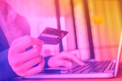 Como atrair clientes… essa é a famosa “pergunta de um milhão de dólares” que todo mundo quer saber! Para te ajudar, vamos te mostrar como as estratégias corretas no marketing digital levam a táticas infalíveis que farão você atrair mais clientes para o seu negócio e, ainda, fidelizar os que você já tem! Acompanhe. Como atrair clientes pela internet: saiba por que usar o marketing digital como estratégia Já é de se imaginar que, para atrair mais clientes, você precisa saber onde eles estão. E aqui vai um dado muito importante: 4.5 bilhões de pessoas usam a internet hoje em dia, segundo a pesquisa Digital 2020, feita em conjunto pela Hootsuite e We Are Social. Então, se você quer saber como atrair mais clientes, já está ciente que estar presente no digital deixou de ser uma opção, não é mesmo? E para se ter sucesso, é imprescindível utilizar as estratégias corretas de marketing digital. Ao pé da letra, o marketing digital é um conjunto de ações voltadas a atingir o objetivo da empresa, comunicando, proporcionando valor para clientes, parceiros e consumidores, fortalecendo o branding da marca e, consequentemente, vendendo mais! E engana-se quem pensa que o foco dessas estratégias são propagandas de vendas a todo o momento. Aliás, saiba que se você fizer isso, é muito provável que suas chances de vender caiam. Isso se explica por dois pontos: Ninguém gosta de ser bombardeado com propagandas a todo momento; As pessoas estão na internet com foco no entretenimento e busca de informações, sendo a venda uma consequência do bom relacionamento com a empresa. Não quer dizer que você não deva se interessar sobre como fazer promoções para atrair clientes, mas esse com certeza não deve ser seu foco no momento inicial da jornada de compra do seu cliente. Como atrair clientes para loja: conheça táticas infalíveis Fazendo uma rápida pesquisa, nota-se que muitas marcas buscam tópicos do tipo: como atrair clientes para loja de roupas femininas, como atrair clientes para um lava rápido, ou como atrair clientes para advocacia e até mesmo como atrair clientes para pet shop. A verdade é que não existe fórmula mágica no marketing digital. O que existe é muito estudo sobre as estratégias disponíveis atualmente, muitos cases de sucesso da estratégias que dão certo e são validadas por milhares de empresas todos os dias. Porém, existem algumas táticas infalíveis que podem ajudar o seu negócio. Separamos 4 dicas para você: 1- Conheça sua persona Conhecer a sua persona é o primeiro passo. Entenda os hábitos de consumo do seu cliente ideal, quais suas dores e necessidades, além dos seus comportamentos. Dessa forma, suas ações de marketing serão mais assertivas e segmentadas. 2- Entenda como funciona o funil de vendas Saber como funciona o funil de vendas é um passo fundamental na sua estratégia de marketing. Ele é um processo que o cliente, ou um cliente em potencial, percorre a partir do primeiro ponto de contato com a empresa. E todo esse processo vai fazer com o que esse cliente se aproxime da marca, criando uma relação e criando valor na sua oferta. A decisão de compra virá no momento certo, após uma série de ações como posts no blog, anúncios, e-books, e-mails marketing e muito mais. Para isso é importante entender quem é sua persona antes e fazer uso de estratégias como o Inbound Marketing (marketing de atração) e o marketing de conteúdo. Você deve descobrir quais são as dores da sua persona e oferecerá conteúdos voltados para o que ela precisa, no momento que ela precisa. Entenda as etapas do funil de vendas: Topo do funil Na primeira etapa, os clientes ainda são visitantes, e muitas vezes não têm consciência do problema ou “dor” que têm. Eles estão apenas pesquisando sobre o tema ainda de forma bem ampla. O seu conteúdo será fundamental para que esse cliente descubra uma necessidade até então “escondida”. Produza textos no blog com base nas palavras-chave que persona procura, faça posts nas redes sociais, ofereça e-books que, ao serem baixados, irão te fornecer dados preciosos para as próximas etapas do funil, tornando-se o que chamamos de leads. Meio do funil A próxima etapa é o meio do funil. Aqui, a persona já sabe que tem um problema a ser resolvido e busca maneiras de fazer isso. Nessa fase, as dicas devem ser mais específicas. E, criando um conteúdo mais rico, você pode pedir outros dados importantes como o número de telefone daquele cliente em potencial. Você pode apostar em planilhas, webinars, e muito mais. Porém, lembre-se que esse ainda não é o estágio de compra, e oferecer um produto ou serviço a qualquer custo pode fazer com que você perca um potencial comprador. Essas duas etapas, topo e meio de funil, são as que criarão a confiança que o consumidor precisa para comprar com você. Fundo do funil Chegamos na fase final. Aqui, os leads já estão qualificados e marcados como o que chamamos de “oportunidade”. Mostre como a sua marca é a mais indicada para ajudá-lo no problema. Se você fizer as etapas que antecedem o fundo de funil da melhor maneira, isso não será difícil. O funil de vendas acaba quando a compra é realizada. Após isso, você pode investir na fidelização desse cliente utilizando estratégias de marketing de relacionamento, fazendo com que ele se torne fã da marca e volte a consumir de você. 3- Otimize os conteúdos do seu site com estratégias de SEO Otimizar seus conteúdos com estratégias de SEO - Search Engine Optimization - irá aumentar suas chances de ser encontrado nas primeiras sugestões quando se faz uma pesquisa nos buscadores da web, como o Google. Para isso é importante entender, mais uma vez, o que a sua persona procura na web (palavras-chave). Algumas ferramentas podem te ajudar nesse processo, como o SEMrush ou Similarweb. Esse é um resultado orgânico, é muito importante a ser feito, já que diversas pesquisas deixaram claro que a porcentagem de pessoas que passam da primeira página do Google são baixíssimas. 4- Invista no Youtube O Youtube é o segundo maior buscador do mundo. Logo, investir no youtube marketing é uma excelente estratégia para produtores de conteúdo, e que ainda não é tão utilizada. Produzir conteúdos sobre o seu nicho de mercado, em forma de vídeo, te ajudará a construir uma autoridade na área, aumentará o seu engajamento, além de aumentar a visibilidade da sua marca, já que mais pessoas irão te encontrar. Essas 4 táticas são infalíveis para quem souber usá-las de forma estratégia, com muito trabalho e disciplina. Fórmula mágica realmente não existe, mas resultado efetivo com trabalho é super possível. Como atrair clientes no instagram Em 2020, o Instagram completou 10 anos de existência. Hoje são 1 bilhão de usuários ativos por mês, sendo o Instagram a 5ª rede social mais popular do mundo. Se você quer saber como atrair clientes pelo instagram, trouxemos algumas dicas para você: Conheça seu público-alvo e a sua persona Conhecer seu público-alvo e a sua persona fará com que os seus conteúdos e ações sejam muito mais assertivos. Afinal, não adianta atrair seguidores que não vão interagir com as suas postagens no Instagram e nem consumir o seu produto ou serviço. Estruture o seu perfil corretamente Para que a sua persona te ache com mais facilidade, é primordial estruturar o perfil corretamente. Isso inclui a foto de perfil, biografia, nome de usuários, destaques e feed, meios de contato e site. Produza conteúdo de qualidade O conteúdo é rei. Como já dissemos, ninguém gosta de ser bombardeado com propagandas a todo momento. Produza dicas e passo a passo sobre o seu nicho e mostre que está preocupado em ajudar o seu cliente. A venda será consequência do bom relacionamento e da confiança. Algumas ferramentas de marketing digital podem te ajudar nesse processo, como o Mlabs, que permite o agendamento de postagens no dia e hora que você desejar. Ele também traz informações sobre sua postagem, permitindo a análise de métricas e mudanças de estratégia, se necessário. Mas lembre-se: algumas ferramentas de automação são proibidas no Instagram e podem banir a sua conta, como é o caso daquelas que dão follow e unfollow em perfis. Tenha muito cuidado! Responda comentários e directs Vivemos na era da agilidade. Então, o tempo de resposta conta muito para efetuar uma venda de produto ou serviço. Não esqueça de responder os visitantes do seu perfil, ao deixarem um comentário ou enviarem um direct. Agora que você já sabe como fazer para atrair clientes, chegou a hora de entrar em ação. Precisando de ajuda? Entre em contato com a gente e vamos conversar!