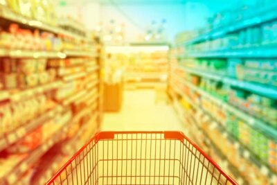 Apesar de todo mundo precisar frequentar o supermercado, esse é um segmento que, sem dúvida, possui muita competitividade. Por isso, investir em estratégias de marketing digital para supermercados é essencial para a marca se destacar frente aos concorrentes. Continue lendo e conheça 6 ações certeiras para colocar em prática ainda esse mês! Marketing digital: qual a vantagem? Um relatório apresentado pelo We Are Social e Hootsuite de janeiro de 2021 apontam para a existência de 4,66 bilhões de usuários na rede. Já uma pesquisa de 2021, realizada pela GWI (Global Web Index), mostrou que o brasileiro passa mais tempo nas mídias sociais do que em qualquer outro meio – como a TV e o rádio. Ou seja, utilizar estratégias de marketing digital é imprescindível para que a marca não fique para trás diante de tantos concorrentes, principalmente quando o assunto é marketing para supermercados, pois sabemos que esse nicho só cresce no mundo, sendo que os clientes contam com uma gama muito alta de escolhas e querem cada vez mais facilidades e boa experiência no segmento. Diante disso, alguns passos são fundamentais para garantir o sucesso na área. Entenda! Plano de marketing: supermercado Nesse caso, as ações de marketing buscam melhorar a presença online da marca, divulgando o supermercado e estreitando o relacionamento com o consumidor. A consequência disso são novas pessoas conhecendo a marca a cada dia e o aumento no número de clientes e a manutenção dos atuais clientes para que continuem fiel a marca. Porém, antes de sair produzindo conteúdo, é necessário pensar em toda uma estratégia para que isso funcione e você não perca tempo nem dinheiro. Trouxemos alguns passos fundamentais para você montar um planejamento estratégico de marketing no supermercado: Estude seu nicho e os seus concorrentes Estudar o seu nicho de mercado é importante para saber o que esperar para os próximos meses e ano. Além disso, observar o que os seus concorrentes andam fazendo em termos de marketing também te dará um norte do que funciona e daquilo que não vale repetir. Conheça seu público-alvo e a sua persona Essa etapa é muito importante! Conhecer quem consumirá o seu conteúdo e, posteriormente, seus produtos, tornará suas ações muito mais assertivas. Aliás, conhecer a persona do seu negócio - o cliente ideal - te trará muitas informações, como: qual linguagem utilizar, quais os canais e tipos de conteúdo que ela consome e, o principal: qual a “dor”/necessidade dessa persona e os caminhos que ela percorre até o momento de compra, o qual damos o nome de jornada de compra do cliente. Defina seus objetivos O que você deseja, nesse momento, alcançar com o marketing digital? Você quer que sua marca seja mais conhecida? Quer atrair novos clientes? Fidelizar aqueles que você já tem? Quais serão as métricas analisadas? Defina um alvo e trabalhe para isso! Faça um calendário de postagens e siga-o com constância Definindo quais canais serão utilizados, é importante lembrar da importância da constância nas publicações. Não vale produzir conteúdo uma vez a cada duas semanas, viu? Para isso, um calendário de postagens pode te ajudar. Defina quais os temas e as datas que eles serão produzidos, e tenha sempre o seu conteúdo em dia. Estratégias de supermercados para vender: conheça 6 ações certeiras Agora que você já sabe como começar, trouxemos algumas dicas de 6 ações certeiras que vão te ajudar a vender mais. Confira: 1- Trabalhe o Branding e o Inbound Marketing da marca Por que o cliente deve comprar do seu supermercado e não do concorrente? Para essa pergunta ser respondida, é fundamental trabalhar o branding da marca, levando em conta tudo o que gera valor à marca - seja o seu posicionamento, o que a marca acredita, e a experiência diferenciada que a sua proporcionará ao cliente. Para isso, o Inbound Marketing entra em ação, no que diz respeito a produção de conteúdo. Você deve deixar bem claro os seus diferenciais nos conteúdos que você produz. Alguns exemplos que podem ser bons diferenciais: opções de delivery; Produtos importados; Feira com produtos orgânicos; Programa de fidelidade e muitos outros. 2- Divulgue suas ofertas diariamente A maioria dos supermercados possuem ofertas diárias, geralmente feitas em panfletos. Porém, a divulgação desses preços podem e devem ser feitas pelas redes sociais, alcançando um público muito maior. 3- Invista em anúncios patrocinados Investir em anúncios patrocinados pode trazer excelentes resultados para a empresa, feitos corretamente. Você pode fazer ofertas para a cidade toda ou até mesmo para um público específico. Tudo isso dependerá, mais uma vez, dos objetivos que você deseja alcançar. 4- Aposte no marketing de relacionamento No quesito fidelização de clientes, apostar no marketing de relacionamento é uma excelente pedida. Ofereça uma experiência única ao seu cliente, para que ela queira sempre voltar a consumir da sua empresa. Você pode apostar em programas de fidelidade ou até mesmo e-mails promocionais em determinadas épocas do ano, como aniversários. 5- Aproveite as datas comemorativas As datas comemorativas, como Natal, Páscoa, e até mesmo o dia dos namorados são uma excelente oportunidade para criar campanhas e promoções. 6- Conte com a ajuda de uma agência de marketing digital Contar com a ajuda de profissionais especializados na área, como uma agência de marketing digital, com certeza potencializará os resultados das ações de marketing da empresa. Isso porque no digital tudo muda muito rápido, portanto é necessário estar sempre por dentro e aproveitar as oportunidades. O marketing do seu supermercado está meio parado? Entre em contato com a gente e vamos bater um papo!