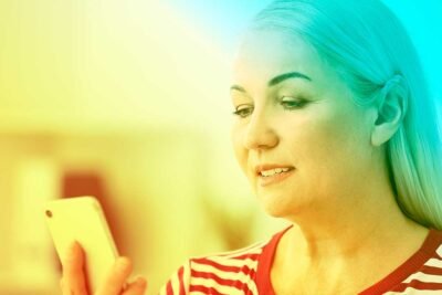 A acessibilidade digital é uma necessidade que vem crescendo e pode ser entendida como uma verdadeira derrubada de obstáculos de barreiras na internet. Pensar em tornar mais inclusivos todos os materiais digitais pode ajudar no crescimento das vendas para esse público e ainda alavancar as marcas. O que é acessibilidade digital? A acessibilidade digital pode ser vista como processo de transformar os produtos digitais (de sites a diversos conteúdos) acessíveis a todas as pessoas. Esse é um processo imprescindível para um país que tem cerca de 23,9% da população com algum tipo de deficiência, desses 6,7% têm deficiência severa. De acordo com o censo de 2010 -- o país, ainda não fez um novo censo--, naquele período já havia 45 milhões de pessoas dentro deste perfil e que podem enfrentar inúmeras limitações para entender, navegar e interagir no meio digital. Segundo dados de 2019 do Instituto Locomotiva , 39,5 milhões de pessoas têm alguma deficiência de visão e 10,7 milhões têm graus variados de deficiências auditivas. Se formos pensar em como um cego pode acessar um site ou os conteúdos de um blog ou mesmo um surdo pode ter acesso a um material audiovisual de uma campanha de marketing digital, vamos entender alguns desafios que eles enfrentam. Ignorar esse público não se trata apenas de uma questão de falta de consciência de inclusão, mas também representa a perda de uma fatia considerável do mercado consumidor. Quando os produtos digitais não são acessíveis deixam de se comunicar com uma fatia muito representativa do mercado. Para se ter uma ideia do que uma parcela dessa fatia representa, temos um dado apresentado também pelo Instituto Locomotiva: apesar de enfrentar diversas limitações, inclusive no mercado de trabalho, o público com deficiência auditiva, por exemplo, movimenta R$ 576 bilhões ao ano com rendimentos próprios, incluindo aposentadorias e outras fontes de rendimento. Leis começam a tentar amparar esse público no meio digital Datada de julho de 2015, a Lei Brasileira de Inclusão é um conjunto de normas que visa assegurar e promover igualdade de condições para esse público. Também conhecida como Estatuto da Pessoa com Deficiência, essa lei prevê em seu artigo 63 o seguinte trecho: “É obrigatória a acessibilidade nos sítios da internet mantidos por empresas com sede ou representação comercial no País ou por órgãos de governo, para uso da pessoa com deficiência” Fora do país, em 2012, foi criado o Dia Mundial da Conscientização sobre Acessibilidade, comemorado na terceira quinta-feira de maio, depois de uma publicação no blog do desenvolvedor Joe Devon alertou para a questão da acessibilidade no meio digital. Além disso, também já foi criado uma Cartilha de Acessibilidade na Web que prevê a listagem simples e organizada de recomendações e diretrizes para serem utilizadas por desenvolvedores de aplicações e soluções web para eliminar as barreiras de acesso. Por várias razões, é mais do que necessário democratizar esse acesso digital, e tudo isso pode começar a partir de uma mudança de mindset, que vai permitir melhores ferramentas de inclusão nos materiais do marketing digital. É preciso pensar no público em geral, sejam as pessoas com deficiências permanentes, situacionais ou temporárias. Você sabe o que são tecnologias assistivas? Na prática, as tecnologias assistivas são utilizadas por pessoas com deficiência como auxílio para realizarem determinadas tarefas. Elas vão desde as mais simples até aquelas mais complexas, inclusive imersas no universo digital. Pessoas cegas, por exemplo, utilizam softwares de leitura que “narram” o conteúdo da página para facilitar o seu entendimento. Já os surdos, que utilizam Libras como seu primeiro idioma, geralmente possuem dificuldade de compreender o português. Por isso, é muito importante que o conteúdo também esteja disponível na língua de sinais, por meio de avatares baseados em inteligência artificial ou por intérpretes humanos. Já pessoas que possuem limitações motores severas, como os tetraplégicos, navegam utilizando a boca, os olhos ou a partir de comandos de voz. Agora, vamos nos colocar no lugar dessas pessoas. Imagina o quão grande é a dificuldade delas ao se deparar com a realidade de que apenas 5% das páginas da web brasileira são acessíveis e adaptadas às suas deficiências? Deve ser horrível, não é mesmo? Comprar online, estudar, paquerar e ler posts em um blog são tarefas praticamente inviáveis para a maioria dessas pessoas com deficiência. Isso acontece, principalmente, porque a maioria dos idealizadores dos sites não considera essa grande parcela da população como persona em seus projetos. Como produzir materiais e campanhas mais inclusivas? A construção de uma mentalidade mais inclusiva no meio digital pode começar a contemplar o público com deficiência já na construção dos sites, com uso de pluggins de acessibilidade, trazendo, por exemplo, a possibilidade de pesquisas por voz, conversão para áudios os com deficiência visual, etc. Uma das medidas inclusivas que podem ser adotadas pelos desenvolvedores é possibilitar uma navegação por meio de teclados, ao invés do uso apenas de mouses. Ao criar esses atalhos de teclado e dar acesso às tecnologias assistivas, vai auxiliar as pessoas com deficiências ou dificuldades motoras. Por outro lado, na própria construção do site, os designers também podem elaborar os sites com tipos de letras maiores (fontes acima de 12), com fontes sem serifas (como Roboto ou Verdana), com entrelinhamento maior (por exemplo, 1,5 cm), com uso de cores e animações com efeitos sonoros e visuais. O ideal é não transmitir as informações apenas por cores nos sites, porque muitas pessoas com deficiência visual que estão vendo o site, , por exemplo, podem ter daltônico e irão interpretar aquelas cores de uma forma diferente. Essas medidas vão ajudar muitas pessoas com deficiências visuais, inclusive aquelas com baixa visão. Pluggins de acessibilidade Alguns pluggins de acessibilidade interessantes para site trazem versões pagas e gratuitas: Hand Talk O objetivo do app brasileiro é quebrar barreiras de comunicação com a tecnologia, para isso, traz recursos para melhorar a comunicação com as pessoas com deficiência auditiva. Entre os recursos, traz um tradutor de libras. Já ganhou prêmio da ONU como melhor de acessibilidade da América Latina. WP Accessibility Helper Fornece opões para facilitar a leitura do site, como aumento de fontes, alteração de contraste, inversão de cores (ótimo para os daltônicos),etc. Audima É um plugin brasileiro que faz a leitura dos conteúdos de um site. Mais recursos que podem ser utilizados para acessibilidade Alguns recursos avançados de acessibilidade vão exigir o trabalho de uma profissional especializado e podem estar disponíveis em festivais, programas de TVs, museus, livros, revistas, festivais, sites, redes sociais, etc. São eles: Close caption: legenda oculta, que não é automática, e traz os efeitos sonoros e visuais em palavras. Em geral, esse recurso é encontrado nos programas de TV, festivais de cinema e vídeos de redes sociais; Janela de libras: intérprete de libras é vista em diversas lives, sites e até eventos presenciais; Audiodescrição: transmite informação visual e sonoras. Favorece a acessibilidade de pessoas com deficiência visual em filmes, programas, peças publicitárias audiovisuais ou eventos ao vivo. É necessário roteirista, locutor e consultor; Descrição de imagens: surge com as hashtags #pracegover ou #pratodosverem para dar uma informação visual da imagem. Não é uma legenda, é complementar, normalmente, está em redes sociais, mas pode ser usada em sites também. Para os deficientes terem acesso a essa informação existem aplicativos que ajudam nessa leitura; Textos alternativos: tem uso parecido com a descrição de imagem, mas fica disponível apenas no código-fonte do site, não fica visível para os usuários mas fica visível para os recursos de acessibilidade (pluggins ou apps). É um texto que descreve a imagem. Como melhorar a acessibilidade dos conteúdos? Além das questões gráficas e visuais, também é possível melhorar a construção dos conteúdos, como textos de blogs ou e-mails marketing. Um dos alertas é sobre o uso de muitas metáforas no texto, que podem prejudicar a leitura do conteúdo, na hora que os pluggins de acessibilidade fizerem a “tradução” do material. Outro aspecto que prejudica na compreensão desse entendimento é o uso da linguagem neutra, com adoção de x ou @. Esses ícones também prejudicam a leitura, o ideal é substituir essas letra ou ícone pela letra “e”. Por exemplo: ao invés de usar palavras como “todxs” ou “tod@s”, usar “todes”. Além disso, o uso de parágrafos muito extensos também prejudicam a leitura dos pluggins e tornam o texto cansativo, prejudicando a tradução acessível. O ideal é fazer quebras constantes de parágrafo para deixar o texto mais fluido. Além disso, palavras mais simples também são mais indicadas para o trabalho dos apps de acessibilidade. Em textos que tenham a necessidade de uso de termos mais técnicos, podem utilizar do recurso do glossário. Outro ponto é o uso de hiperlinks que não têm mais informações para uma melhor compreensão, com comandos como “Saiba mais” ou “Clique aqui”. A sugestão é indicar com mais informações o que o usuário vai encontrar nesses links, por exemplo, “Saiba mais sobre os recursos de acessibilidade” ou “ Clique para entender como tornar o seu conteúdo mais acessível”. Como criar conteúdo acessível? E que tal começar a mudar essa realidade? Existem uma série de ações simples que podem ajudar a deixar o seu conteúdo informativo mais fácil de ser interpretado pelas tecnologias citadas acima. Confira algumas dicas: Escreva na ordem direta Escrever na ordem direta auxilia a interpretação dos avatares de Libras e, principalmente, a compreensão por parte das pessoas que possuem dislexia, por exemplo. Evite figuras de linguagem Procure escrever da forma mais simples possível. O uso de figuras de linguagem, como, por exemplo, “passei a manhã preso no trânsito”, torna difícil a interpretação dos avatares e podem afligir pessoas com autismo. Descreva as imagens informativas A descrição é essencial para a navegação de cegos. Sejam mapas, fotos, tabelas, ilustrações, gifs e outros conteúdos que você disponibilizar. Dessa forma, os softwares de leitura citados anteriormente podem possibilitar o entendimento dessas pessoas. Se atente ao criar conteúdos em vídeo Ao disponibilizar conteúdos audiovisuais, lembre-se de: inserir legendas, Libras e audiodescrição (essencial para que cegos tenham acesso ao conteúdo que é falado no material). Cuidados com podcasts Caso disponibilize podcasts, lembre-se de disponibilizar a transcrição para surdos (para aqueles que compreendem o português) e Libras a partir da transcrição (para os que só se comunicam por sinais). Cuidado também com a altura do som das vinhetas, já que podem gerar transtornos a autistas. Viu como ações simples podem facilitar (e muito!) o entendimento do seu conteúdo por parte de pessoas com deficiência? Que tal começar agora mesmo? A mudança pela inclusão pode começar por você! Como a acessibilidade alavanca marcas e ranqueamento? Quando um site tem mecanismos de acessibilidade digital também pode melhorar o seu nível de ranqueamento no Google, por meio dos mecanismos de busca. Além disso, esses recursos de acessibilidade podem alavancar e beneficiar as marcas porque vai contemplar um público muito grande, que representa uma grande fatia de mercado. No Brasil, serão ao menos 45 milhões de pessoas. Quando um site tem mecanismos de acessibilidade será compreendido pelo Google como um site mais estruturado e relevante, porque vai melhorar a experiência deste usuário. Ao usar esses mecanismos de acessibilidade também é possível melhorar a imagem de uma marca diante desse público. Um exemplo de um case de sucesso foi uma propaganda de TV que o Burger King fez com um consumidor cego e utilizou, inclusive, a audiodescrição de forma aberta. A ação rendeu um grande boom para a mídia e envolveu milhares de pessoas comentando e compartilhando em redes sociais, além de diversas matérias que, de fato, melhorou o posicionamento da marca. Ou seja, vale a pena focar nesse público, porque conforme a própria ONU definiu “a deficiência é um fenômeno social”. Portanto, merece muito a atenção do marketing digital.