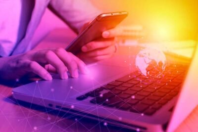 Com o online em alta, as buscas por dicas de marketing digital também cresceram. Mas será que todas são efetivas? Para te ajudar, separamos alguns truques para você não errar na sua estratégia. Confira! Marketing digital: quais os benefícios de investir nessa estratégia? Se você chegou até aqui, muito provavelmente já sabe o que é marketing digital. Porém, você sabe quais os benefícios esse recurso pode trazer para a sua empresa quando utilizada as estratégias corretas? Além de aumentar a visibilidade da sua marca e a autoridade da sua empresa, essa ferramenta ajuda na construção de uma audiência qualificada e um estreitamento com o público. Outro ponto importante é a possibilidade de analisar dados com alta precisão. Vamos te dar um exemplo: ao fazer um outdoor com a sua marca, você sabe ao certo quantas pessoas passaram no local? Provavelmente não. Mas com o marketing digital é diferente! É possível mensurar os dados das campanhas, saber quantas pessoas abriram o e-mail, clicaram no link, visitaram seu site e até mesmo efetuaram uma compra, além de ser possível ajustar o que não vem dando tão certo antes da campanha terminar. Viu só quanta oportunidade você pode estar deixando passar por ainda não investir da forma correta no marketing digital? Para te ajudar, separamos algumas dicas rápidas de marketing digital. Confira abaixo. Dicas de marketing digital: conheça as melhores Sabemos que, fazendo uma rápida pesquisa, você encontrará diversas dicas na internet. Porém, nem todas são realmente efetivas. Por isso, não trouxemos apenas 3 dicas de marketing digital ou 5 dicas de marketing digital, mas sim separamos 10 dicas de marketing digital para você arrasar e não errar nas estratégias! 1- Defina sua persona e o seu público-alvo Definir a sua persona (cliente ideal) e o seu público-alvo é fundamental para produzir conteúdos mais assertivos e acertar na distribuição deles em canais específicos. Afinal, você precisa estar onde os seus potenciais clientes estão, e produzir aquilo que eles querem consumir. 2- Invista no marketing de conteúdo O marketing de conteúdo é uma das principais estratégias dentro do Inbound Marketing. Ele consiste na criação de conteúdos relevantes voltados ao interesse do seu cliente ideal, ou seja, sua persona, que podem ser desde textos para o blog, quanto e-books e até mesmo podcasts. A grande sacada é você falar da sua marca, produto ou serviço, mas sem fazer isso de forma direta, demonstrando a autoridade da sua empresa sobre o assunto, além de ajudar aquele cliente a solucionar sua “dor”. 3- Otimize o seu site Investir em SEO é fundamental para que mais pessoas encontrem sua marca na vastidão que é a internet. Afinal, dados do próprio Google afirmam que aproximadamente 75% dos usuários que fazem uma pesquisa não passam da primeira página de busca. Logo é necessário utilizar estratégias que ajudem a rankear seu conteúdo e colocá-lo entre os melhores resultados, para assim ser achado por potenciais clientes. 4- Tenha um blog Além de posicionar sua marca no Google, um blog ajuda sua persona a solucionar suas dores e problemas, avançando para a próxima etapa do funil de vendas. 5- Invista nas redes sociais que sua persona está presente As redes sociais já dominaram a vida da população ao redor do mundo todo. Então, não estar presente lá é, praticamente, dar um “tiro no pé”. Só lembre-se de fazer uma análise e descobrir quais os canais a sua persona está presente, para não fazer conteúdos sem propósito. 6- Utilize o e-mail marketing Está perdendo tempo e dinheiro quem pensa que o e-mail marketing morreu. Uma pesquisa realizada pela Statista (2019), empresa internacional que apresenta dados de mercado, revelou que o número de pessoas que possuem contas de e-mail no mundo inteiro atingiu a marca de 3,9 bilhões. E, segundo projeções, em 2024, esse número terá aumentado para 4,48 bilhões. O e-mail continua forte e presente na vida de muitas pessoas e, quando bem utilizado, é uma excelente estratégia de marketing digital. 7- Humanize seu perfil Não seja aquela marca que bombardeia seus clientes a todo momento com propagandas. A venda deve ser vista como consequência do bom relacionamento que você tem com o visitante ou cliente, mostrando que ele pode contar com a sua marca para solucionar os problemas. Afinal, ninguém compra um produto, mas sim a solução que ele traz para nossas vidas. Mostre quem é sua marca, os propósitos e valores, e também que você se importa com os seus seguidores. Invista em vídeos, enquetes, Reels, stories, e tudo que aproxime a marca do cliente. 8- Utilize o CTA O call to action, ou chamada para ação, é fundamental para incentivar o visitante a tomar uma determinada ação que você espera dele. Deve estar presente em todos os seus conteúdos. Alguns exemplos são: Salve esse post; Deixe o seu like; Deixe seu comentário; Baixe agora; Inscreva-se no canal, entre muitos outros; Clique para comprar Claro, tudo irá depender do seu objetivo e do momento da jornada de compra que aquele cliente se encontra. 9- Tenha um calendário de postagem Não basta postar uma vez a cada duas semanas e sumir, viu? É preciso ter uma frequência concreta, já que os seguidores passam a esperar pelo seu conteúdo. Por isso, ter um calendário de postagens é uma excelente pedida, já que essa é uma ferramenta para otimizar o seu tempo e faz com que você tenha sempre um conteúdo na manga. 10- Não esqueça do mobile Segundo o relatório Webshoppers 43, da E-bit/Nielsen e do banco Bexs, foram registradas 194 milhões de vendas online em 2020, só as compras pelo celular representaram 55,1% das transações realizadas. Ou seja, todo o seu conteúdo deve ser otimizado para o mobile o mais rápido possível. Dicas de marketing digital: Instagram As dicas apresentadas acima valem para o Instagram, como humanizar o perfil, ter um calendário de postagens, utilizar CTA e, claro, conhecer sua persona. Porém, existem outras dicas de marketing digital no Instagram que devem ser consideradas: Mude seu perfil para uma conta comercial, caso ainda não seja. Para fazer isso, vá em configurações e clique em “alternar para perfil de negócios”; Use as ferramentas mais recentes que o aplicativo disponibiliza, como o Reels; Use os stories para interagir com os seus seguidores, com enquetes e caixinhas de perguntas; Analise as métricas: o próprio Instagram disponibiliza diversos dados como taxa de crescimento e taxa de engajamento; Faça lives e vídeos para o IGTV; Escreva suas informações na sua BIO corretamente, de maneira que chame atenção e seja esclarecedor. No site, coloque um link para que o visitante possa entrar em contato com o seu negócio; Utilize hashtags que tenham a ver com o seu conteúdo. Dicas de marketing digital para pequenas empresas O marketing digital para pequenas empresas também é fundamental, até porque muitos negócios locais foram afetados com a pandemia. Além das estratégias já citadas, é muito interessante firmar parcerias com influenciadores locais, que tenham a ver com o seu negócio, e investir no marketing de relacionamento, como, por exemplo, os programas de fidelidade, em que o cliente ganha uma bonificação após um determinado número de compras. E você, tem investido em estratégias de marketing para o seu negócio? Conte com a gente nesse processo!