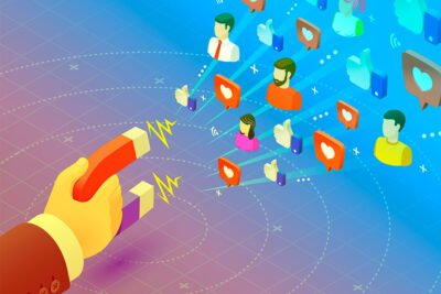 Já percebeu que as técnicas de Inbound Marketing estão sendo muito bem sucedidas na sua empresa, mas ainda é preciso qualificar melhor os leads para vender mais? O lead scoring pode ajudar nesse processo. Leia neste texto o que é lead scoring e como essa metodologia pode ajudar a melhorar a produtividade e resultados da sua equipe de vendas. O que é lead scoring? Saber como gerar leads está entre as grandes armas do Inbound Marketing. Por meio de materiais como e-books, cupom de desconto, landing pages diversas e até outros conteúdos inovadores, o visitante fornece seus dados e pode ser considerado um lead. Mas será que eles sempre estarão qualificados para serem considerados uma oportunidade de venda? Evidentemente que não. O ideal mesmo é que esses leads chegassem muito mais qualificados para que a equipe de vendas não perdesse tempo com um visitante que não tivesse esse potencial de se tornar um cliente. É neste momento que lead scoring pode ser uma das estratégias de marketing mais eficazes para aumentar a produtividade dos times de marketing e vendas. O lead scoring no marketing vai funcionar como uma espécie de gamificação de oportunidades, que poderá ser realizada a partir de critérios como perfil do lead e interesse no seu produto ou serviços, a partir de ações do durante a jornada de compra. Essas ações podem ser a visitação de algumas páginas do seu site, baixar materiais ricos ou mesmo responder perguntas das suas landing pages. Esse processo de acompanhamento e análise vai conferir ao lead um número que representa o seu potencial de conversão, isso significa que nesta metodologia é criada uma pontuação para identificar os que estão mais preparados para a compra. Quanto maior a pontuação que o lead tiver, maior serão as chances de se tornar um cliente e, então, ele é encaminhado para equipe de vendas. No entanto, isso não significa que os leads que ainda não estão tão maduros serão “abandonados”, eles serão nutridos com materiais do fluxo de automação para deixá-los mais “preparados” para a futura compra. Essa segmentação mais precisa permite uma comunicação mais específica com o lead, de acordo com o seu interesse e perfil. Quais são as vantagens de usar o lead scoring? Percebe que cada lead pode chegar à sua empresa com uma estágio de maturidade de compra diferente e fica mais fácil entender por que a qualificação pelo lead scoring é uma ação bastante estratégica? O lead scoring permite uma maior eficiências equipes de marketing e vendas, porque quando ele chega mais pronto para a equipe de vendas, existem diversas vantagens que podem ser observadas: Oferece clareza na priorização Quando esse lead está com um nível de pontuação mais alto, fica mais fácil entender a sua priorização para a equipe de vendas, que não vai contar apenas com a sorte para essa abordagem. A pontuação do lead scoring será um elemento quantitativo que vai analisar a possibilidade de que o lead se transforme em cliente. Essa análise, por meio da pontuação, será mais objetiva e rápida. Redução de custos de aquisição de clientes O lead scoring pode ajudar a sua empresa a gastar menos para adquirir novos clientes, ou seja, diminui o CAC (Custo de Aquisição de Clientes). Gera economia de tempo e produtividade Quando a equipe de vendas recebe um lead “mais pronto” a partir do processo do lead scoring, vai ter seus esforços reduzidos para fechar o negócio e, portanto, aumentar seu nível de produtividade nas taxas de conversão. Sem necessitar perder tempo com leads que ainda não estão no ponto certo, e fechando as vendas com leads mais qualificados, o tempo do ciclo de vendas diminui e a equipe de vendas pode bater as metas em um tempo menor. Gera mais oportunidades reais de venda O lead scoring está entre as best practices salesforce, ou seja, entre as melhores práticas de vendas porque apresenta uma estratégia muito mais eficaz ao qualificar o lead dentro do ICP (Ideal Customer Profile) ou cliente ideal. Olhar para o ICP vai mostrar os melhores caminhos para configurar os critérios para pontuação. Diminui as taxas de churn O lead scoring traz uma pontuação bastante clara para encontrar os futuros clientes que realmente tenham o perfil adequado para as soluções da sua empresa, portanto, ajuda também a reduzir as taxas de desistência (churn). Como criar essa pontuação do lead scoring? Existem alguns passos que podem ser dados em direção à implantação da metodologia do lead scoring: 1 - Alinhe MQL e SQA Quando as equipes de marketing e vendas se unem para definir quais são os critérios de qualificação (Marketing Qualified Lead e Sales Qualified Lead) que permitem que o lead avance na jornada fica mais fácil melhorar as taxas de conversão. 2 - Faça análise dos dados da base Quanto mais perto o lead estiver da descrição de sua persona mais qualificado ele poderá estar, portanto, divida os dados da sua base de leads em comportamentais e democráticos para permitir uma melhor avaliação sobre perfil e interesse. 3 - Defina e padronize a pontuação De acordo com os critérios já definidos, estipule as notas que vão determinar quem são os melhores ou os piores leads para o seu negócio. Funciona mais ou menos como um ranking, com divisão desse lead em grupos. Por exemplo, A, B, C e D. O A é o lead mais qualificado e o D o menos. Como utilizar a automação no lead scoring? Todo esse processo pode ser realizado de modo muito mais fácil com ferramentas de automação de marketing, que farão essa segmentação com um nível de detalhamento diferente. Uma dessas ferramentas de automação é o RD Station. Ao acessar o RD Station Marketing, é possível entrar em um menu que vai permitir configurar o seu lead scoring, por meio do perfil, criar automações e usar filtros que vão demonstrar os que estão mais qualificados como uma oportunidade mais estratégica para o seu time comercial. São vários os níveis para qualificação do lead scoring através do RD Station, desde os mais básicos, às qualificações mais avançadas. Mesmo que sua empresa vá utilizar outra ferramenta, entenda que esse é um processo sempre iterativo, que exige melhorias contínuas: defina critérios e pesos, colha resultados, faça ajustes e refine sempre. E não se apegue ao tamanho e tipo de empresa, o lead scoring é para as B2B ou B2C de todos os portes, porque, afinal, que organização não quer otimizar seus processos e aumentar sua performance?