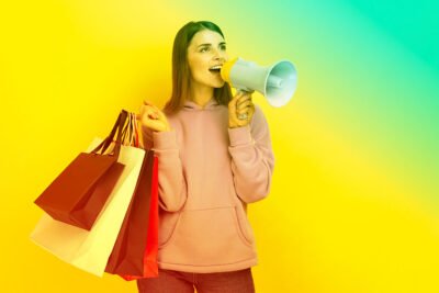 Avalie os resultados da edição anterior Antes de planejar as suas ações de marketing para Black Friday, analise os resultados do ano anterior. Para isso, faça as seguintes perguntas: O que deu certo e deve ser repetido? O que não deu certo? O que pode ser melhorado? Os leads estão segmentados? Qual foi a taxa de conversão das landing pages? O call to action das landing pages era atrativo? Qual foi a performance dos seus e-mails marketing? Quais canais geraram melhores resultados? Avalie a navegabilidade do seu site Se você tem uma loja virtual e todas as suas ações serão feitas de forma online, verifique se o seu site é https. Vale lembrar que, desde 2017, o Google dá preferência para sites que tenham o certificado SSL/TLS, que garante mais segurança ao usuário. Além disso, tem a questão da navegabilidade, que é o desempenho do usuário ao buscar informações dentro de uma página. O seu site vai suportar o tráfego da Black Friday para proporcionar a melhor experiência para o seu consumidor? Se você hesitou para responder, pode ser interessante aumentar o plano de hospedagem do seu site pelo período da Black Friday. Assim, não corre o risco de perder uma venda pela demora no carregamento da página. Garanta um estoque adequado Já se você tem uma loja física, precisa assegurar que terá estoque suficiente para atender à demanda da data. Você já sabe quais produtos serão colocados em promoção e qual desconto será concedido? Nada de ofertas “tudo pela metade do dobro”, hein! Os consumidores de hoje pesquisam muito antes de comprar e não será difícil encontrar o preço real de um produto. Tenha recursos humanos necessários para atender a demanda A sua equipe é suficiente para atender à demanda de Black Friday e foi devidamente treinada para negociar nesse período? Em alguns casos, pode ser necessária uma contratação extra. Planeje o conteúdo durante a Black Friday Para garantir que suas ações sejam efetivas, é preciso construir uma audiência com antecedência. O que isso significa? Você deve criar desejo nas pessoas pelas promoções. Para isso, invista em bons conteúdos, como teasers e posts nas redes sociais, antecipando a ação. Você pode fazer um teaser em vídeo com um compilado das promoções que estão por vir e deixar a sua audiência ansiosa para comprar. Crie Landing Pages personalizadas Se você já tem uma landing page rodando, considere fazer outra específica para a Black Friday. Com comunicação visual diferente, que desperte a atenção e o desejo na sua persona. Mas, para ser efetiva, ela precisa ser feita com antecedência, de preferência antes do dia da Black Friday e trazer ofertas e iscas e exclusivas. Veja o que você pode fazer na sua landing page para deixá-la mais atrativa: Ofereça descontos antecipados em produtos favoritados pelo consumidor; Crie Thank You Pages que, além de suprir as expectativas do lead, permite que ele continue navegando no site; Cheque se a sua lista de e-mails está nutrida; Atraia mais leads antes da Black Friday, oferecendo algum material rico. Leia mais sobre: Ferramentas de marketing digital Marketing de relacionamento Invista em canais com melhor desempenho e faça um cronograma Depois de definir quais produtos e serviços entrarão em oferta, é preciso encontrar os canais onde estas ações serão divulgadas: Google Ads, redes sociais ou e-mails. A partir daí, defina um cronograma de publicações dos conteúdos, sem esquecer de considerar o prazo de criação e aprovação. O planejamento aqui é fundamental. Você pode investir em: Imagens promocionais; Banners de retargeting; Vídeos; Animações; Call to action para site; Enviar e-mails de aquecimento em alguma lista VIP com cadastro em Landing page; Enviar mensagens em grupos de Whatsapp/Telegram; Reels e IGTV: os vídeos do Instagram geram 30% mais engajamento do que outros formatos; Anúncios no Instagram e Facebook antes do dia da Black Friday; Mensagens tipo: “ Save The Date” para lembrar o seu lead que a data está chegando. Crie descontos verdadeiros Para engajar os leads, os descontos devem ser realmente atrativos. A famosa “Black Fraude” já é bem conhecida pelos consumidores e para não sofrer rejeição do consumidor, proporcione descontos reais. Ofereça opções de pagamento variadas Nada de dificultar a vida do consumidor na Black Friday, a ideia é ajudá-lo a fechar a venda, então facilite o pagamento. Oferecer opções de pagamento no PIX ou parcelamento no cartão de crédito e boleto bancário são mais do que necessárias para fechar a venda e garantir a satisfação do cliente. Faça ofertas antecipadas Muitas marcas aproveitam a semana ou mesmo o mês para criar ações promocionais, como Black Week ou Black Month. Assim, é possível antecipar a campanha de Black Friday em dias ou semanas para atrair garantir a venda antes de seus concorrentes. Crie uma campanha de e-mail para o dia da Black Friday Agende seus e-mails marketing para o dia da Black Friday. Para chamar mais atenção nos e-mails, aproveite o apelo cromático e invista em cores fortes e impactantes. Não esqueça de escolher os melhores horários para enviar o seu e-mail. Use pop-up de saída no site Os pop-ups de saída podem ser muito úteis para fazer uma oferta imperdível, daquelas que o consumidor não quer perder de jeito nenhum. Se o desconto realmente valer a pena, dificilmente o cliente vai resistir. Faça anúncios de retargeting Como nem todas as pessoas realizam a compra na primeira vez que entram em contato com um material promocional, é importante fazer anúncios de retargeting. Essa ação pode ser interessante tanto para quem deixou um produto no carrinho como para quem demonstrou interesse ao visitar uma página. Planeje-se Com tempo e planejamento é possível fazer ações de marketing efetivas e vender muito na Black Friday. Para isso, faça um checklist com todas as ações que precisa realizar durante o período e boas vendas. Mas se você não sabe por onde começar a planejar as suas ações de Black Friday, conte com uma consultoria de marketing digital que é especialista em gerar vendas para seus clientes. Conheça a GS2 Marketing Somos uma agência de marketing digital, especializada em inbound marketing, com foco em resultados. Com ações criativas e inusitadas, utilizamos todos os canais digitais disponíveis para produzir um diferencial factível para os nossos clientes com mais performance, promovendo o acompanhamento e resultados diferenciados. Essa seriedade e inteligência em marketing digital proporciona reconhecimento de muitos dos nossos clientes, para o qual nos transformamos em uma máquina de geração de leads em funcionamento. Nossa estratégia de sucesso é feita com base no desenho da jornada de compra da sua persona. Nós reunimos dados e analisamos os nossos clientes de sucesso de diversos segmentos para chegar a uma metodologia que vai fazer aumentar as suas vendas. Nossa agência conta com as áreas mais estratégicas do marketing digital para fazer o seu negócio crescer e te ajudar a vender mais! Quer saber mais como a GS2 Marketing pode te ajudar a vender mais na Black Friday? Fale com a gente!