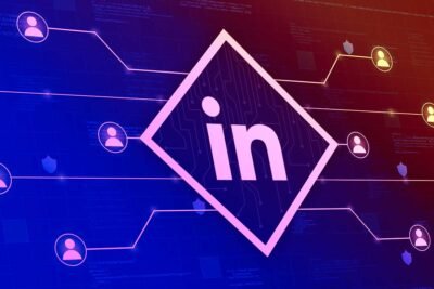 Os grupos no Linkedin são uma estratégia importante para as organizações que querem criar relacionamento e se aproximar do seu público-alvo. Veja nesse texto, como ter uma estratégia de branding ao participar desses grupos para conhecer clientes em potencial, fazer conexões e formar parcerias. Afinal, já são mais de 30 milhões de empresas no mundo que usam o Linkedin para fazer negócios. O que são e como participar de grupos no Linkedin? Os grupos do Linkedin são fóruns fechados, que representam um caminho importante para chegar mais perto do público que interessa para uma marca, porque neles estão pessoas com interesses comuns, trocando experiências, buscando conselhos, expandindo suas conexões e compartilhando ideias, ou seja, é possível construir relacionamentos significativos lá. São mais de 1,5 milhão de grupos registrados no Linkedin, alguns estritamente comerciais e outros mais restritos a certos interesses. Com um leque desses é muito possível que encontre uma boa quantidade de grupos que pode ser importante para os seus negócios. Além disso, pense que as pessoas que frequentam essa rede social já estão com foco no trabalho, portanto, estão mais propensas à venda social. Por isso, pode ser um importante canal para o branding e o inbound marketing. São inúmeros os benefícios de participar desses grupos no Linkedin.Para o marketing de conteúdo, por exemplo, é uma ferramenta significativa para aumentar o alcance dos seus posts e também publicar artigos no Linkedin Pulse. Além disso, também é possível obter uma segmentação importante para o seu negócio. Para isso, há diversos filtros demográficos que vão ajudar a falar com as pessoas ideais para o seu negócio. É possível também pesquisar por títulos, palavras-chave ou frases relevantes. Outro ponto importante ao usar os grupos no Linkedin é saber que essa pode ser uma ferramenta importante para se diferenciar dos seus concorrentes, mantendo esse canal de relacionamento mais estreito com seu público. Então, veja as dicas abaixo e mãos à obra. Grupo Linkedin: procure grupos relevantes para o seu negócio Então a primeira medida para aproveitar esse potencial é encontrar os grupos que sejam relevantes para o seu negócio e reservar um tempo para entender como funcionam. Ao participar desses grupos, terá uma espécie de raio-X que vai revelar como o seu público-alvo se comporta, do que gosta ou não gosta. Para encontrar esses grupos, pode começar com uma pesquisa no diretório de grupos, que está na página inicial. Mas, avalie bem o grupo, veja se essa comunidade pode gerar oportunidades de vendas para a sua empresa. Outro ponto interessante de avaliação é a frequência das postagens, se os membros são ativos e se gera engajamento. Além disso, observe se há pessoas que já façam parte da sua rede. Então, se você quer saber como entrar em grupos no Linkedin, comece digitando um termo de pesquisa relacionado ao grupo que pretende entrar. Quando você começar a participar dos grupos, o próprio Linkedin irá indicar outros semelhantes. Você pode participar do maior número de grupos possível para ter a chance de encontrar os clientes potenciais, porém, não se esqueça que a qualidade quase invariavelmente pode ser mais eficaz do que a quantidade. Grupos com conteúdos de qualidade são muito mais relevantes para os negócios de qualquer empresa. Por isso, tenha um certo cuidado com grupos abertos, onde pode encontrar muitas autopromoções e links. Seja ativo nas atividades e grupos Linkedin onde ingressou Uma das maneiras de aumentar a visibilidade do seu negócio nos grupos é se engajar. Por isso, é importante ser ativo. Mas, primeiro ouça o que está sendo dito lá, então, reserve um tempo para contribuir com o grupo, apresentando o que for relevante, mas não exagere nas postagens. Como foi dito mais acima, no Linkedin tudo se refere muito mais à qualidade. É possível criar o próprio grupo no Linkedin Além de participar de outros grupos, também é possível criar o seu próprio grupo para engajar mais pessoas. A dica aqui é pensar em um tema que seja interessante para o seu público-alvo. Se você não sabe como criar grupo no Linkedin, basta seguir esse passo a passo: Acesse a página de grupo do Linkedin; Clique em “Criar Grupo”; Forneça as informações e configurações, como título, descrição, localidade, setor (até 3), regras do grupo, visibilidade e permissão do grupo; Salve as alterações; Convide seus contatos. Convidar os contatos é uma etapa bastante relevante porque é a partir dela que o grupo poderá se expandir, porque ao convidar pessoas interessadas no tema específico vai ampliar suas chances de vender mais. Para isso, pode ir no perfil da pessoa e procurar pela lista de grupos que ela participa, então já terá como saber se pode gerar um interesse em participar do seu. Outra dica importante na hora de preencher a descrição do grupo é pesquisar o que está descrito em grupos semelhantes, para se inspirar e fazer melhor. Aqui, a dica também é deixar o grupo sempre ativo, pronto para receber visitas, porque assim gera mais tráfego. Para estabelecer uma conexão logo de início, crie uma mensagem de boas-vindas e promova discussões para incentivar o engajamento. Leia também: Linkedin Ads Colete dados nos grupos Depois de entender como entrar em grupos no Linkedin e criar a própria comunidade, outro ponto interessante para suas estratégias de marketing é poder realizar pesquisas com seu público. Para isso, faça perguntas sobre hábitos e comportamentos, colete opiniões e faça enquetes sobre lançamentos, além de buscar outras informações relacionadas ao seu negócio ou nicho. A coleta desses dados vai ajudar muito a conhecer melhor o seu público e promover o seu negócio. Garanta mais leads qualificados Uma das grandes vantagens dos grupos no Linkedin é a geração de leads qualificados, porque permite criar uma lista com potenciais clientes a partir dos filtros de pesquisa. Localização geográfica, cargos e empresas são dados que ajudam a montar a sua estratégia de relacionamento, com ações para gerar mais interação. Conclusão Se quer aumentar suas vendas no Linkedin, não abra mão dos grupos. Existem comunidades para todos os tipos de segmentos e perfis de usuário, portanto, é uma ferramenta importante na geração de leads e conversão. Comece entrando em um ou 2 grupos do seu segmento, depois vá expandindo o número, observe as conversas e encontre maneiras de contribuir. É muito possível que a sua empresa encontre o cliente ideal lá!