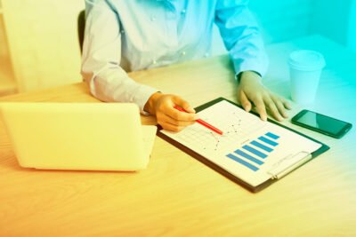 O Linkedin para empresas oferece oportunidades que vão muito além do recrutamento de candidatos nessa rede social, mas também é um canal para fazer conexões comerciais e gerar negócios. Veja nesse texto como ter um perfil corporativo na rede pode ajudar a divulgar a marca e atrair boas parcerias com boas estratégias de marketing. Por que é interessante criar um perfil de empresa no Linkedin? O Linkedin é um canal muito promissor quando a intenção é buscar oportunidades B2B, embora não seja apenas para as empresas. Essa rede social tem entre seus usuários tomadores de decisão de diversos segmentos, porque são executivos dentro de grandes corporações ou donos dos próprios negócios. Por essas características, é a rede social com maior potencial para geração de leads, além de que eles costumam ser mais qualificados, porque quando o usuário entra no Linkedin já está focado em negócios. Além disso, pela diversidade de usuários -- no Brasil já são mais de 50 milhões --, a rede social também permite uma segmentação mais aprofundada. Assim, empresas que querem fazer negócios com empresas já vão encontrar uma concentração importante do seu mercado-alvo na rede social. Mas também é um celeiro de oportunidades para as empresas com foco em B2C, porque fica livre de postagens sociais relacionadas à vida particular, assim, as publicações de marketing de uma empresa têm grandes chances de serem notadas pelos usuários da rede. Então, o primeiro passo para aproveitar todo o potencial dessa rede é criar uma página de empresa no Linkedin, ou seja a Company Page. Para que serve o Linkedin empresas? Uma página Linkedin empresas serve para inúmeros objetivos além de recrutar pessoas sua equipe, como estabelecer autoridade em seu segmento, estabelecer novas conexões com possíveis parceiros, conquistar novos clientes e estreitar o relacionamento com clientes já fidelizados. Para quem quer entender como cadastrar empresa no Linkedin, saiba que não é nada complicado. Como criar empresa no Linkedin? Para criar perfil empresa Linkedin, em primeiro lugar é preciso ter uma conta pessoal na rede social, mas veja como fazer isso com o passo a passo abaixo: Faça login da conta pessoal, clique em “Soluções” no canto superior direito; Selecione “Crie uma Linkedin Page”; Vão surgir opções como “Pequena Empresa”, “Média Empresa”, “Instituição de Ensino” e “Show Case”; Clique no tipo de empresa adequado à sua marca; Coloque o nome da sua empresa e a URL onde os usuários vão encontrar sua página corporativa; Selecione e preencha campos como “Site externo”, “Setor”, “Tamanho da Empresa”, “Tipo de empresa”, etc Insira a logomarca e a descrição da empresa nos campos; Ao preencher esses campos, no lado direito, já será possível ter uma pré-visualização da página; Leia o termo de compromisso de responsabilidade e dê um check na declaração que é representante oficial da organização; Clique em “Criar Página”. Pronto! Está criado o seu Linkedin perfil empresa. Quais recursos a rede social vai oferecer para as empresas? Além de abrir Linkedin para empresas, é preciso lembrar que para potencializar todas as oportunidades que a rede social oferece é importante caprichar na identidade visual, manter a página atualizada e ter estratégias de marketing e vendas bem pensadas. Para aumentar o potencial dessas estratégias, é imprescindível conhecer bem o seu público-alvo e sua persona, a jornada de compras deles e definir os canais que serão utilizados para atingir seus objetivos e metas. Ao criar empresa no Linkedin, uma marca pode utilizar inúmeros recursos para atender a esses objetivos e gerar oportunidades, como: Se relacionar com novos clientes e com os antigos; Divulgar produtos e serviços (e vagas na sua equipe); Apresentar o que sua empresa faz, com sua missão, visão e valores; Publicar conteúdos relevantes para seus leads; Utilizar o recurso “Content Suggestions", que mapeia os conteúdos mais relevantes para os seguidores da página; Ajudar na estratégia SEO, com uso de palavras-chaves; Fazer prospecção de clientes; Investir em anúncios como Linkedin Ads, para potencializar suas chances de conversão e suas vendas no Linkedin. Além disso, essa ferramenta oferece diversos tipos de anúncios; Utilizar o Linkedin Sales Navigator um recurso importante para prospecção, gerar mais leads e converter em vendas; Utilizar o Linkedin Analytics para entender melhor o perfil do usuário por meio dos dados; etc; Utilizar o “Show Case”, que é uma página de vitrine. Como ter uma boa estratégia de marketing no Linkedin empresas? Aproveite esses recursos para produzir mais engajamento e gerar mais leads com o crescimento da visibilidade da sua empresa, com o marketing de conteúdo. Essas publicações devem ser de alta qualidade e voltadas para a rede social no Linkedin Pulse, que vão possibilitar que a sua marca seja vista como uma referência no setor e educar o seu público. Fazer o link para os seus posts de blog e utilizar materiais ricos, como e-books e infográficos, também oferece grandes chances de engajamento. Mas é possível ir além disso, oferecendo conteúdos como podcasts e vídeos, que também atraem muito a atenção dos usuários dessa rede. No caso das lives, por exemplo, é possível transmitir eventos da empresa em tempo real para seus seguidores. Outro ponto importante da estratégia de marketing no Linkedin é participar dos grupos da rede social, para aumentar o networking em nichos que podem ser interessantes para a sua marca. Nessas comunidades, é possível conferir tendências e ter ideias sobre conteúdos que vão gerar interesse. Além disso, é possível aproveitar os recursos próprios para as vendas, como fazer a integração com o seu CRM por meio do Linkedin Sales, que vai permitir uma organização muito maior do processo de vendas. Outro recurso interessante para fazer parte da estratégia de marketing é o “Show Case” para empresas que atuam em mais de um nicho. Essa página de vitrine permite que a empresa segmente melhor as suas ofertas com a divulgação de produtos e serviços específicos de cada segmento. Conclusão Não abra mão de conhecer mais os inúmeros recursos que o Linkedin pode oferecer para a sua empresa, pode ser uma verdadeira vitrine para seus produtos e serviços. É preciso lembrar que o número de usuários dessa rede vem crescendo continuamente, hoje são mais de 722 milhões de membros no mundo inteiro. Além disso, os conteúdos publicados de forma consistente nesta rede social têm amplas chances de visualização, o que aumenta ainda mais as suas oportunidades de conversão.