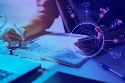 Começo de ano é um período bastante apropriado para rever os resultados atingidos no período anterior, especialmente, para quem quer adotar um planejamento de marketing eficiente. Portanto, fique de olho nas dicas abaixo se quer melhores resultados para 2022. Por que o planejamento de marketing é importante? As incertezas que assolaram a área econômica a partir de março de 2020, fez muitas empresas pensarem na importância do marketing digital para permitir a sobrevivência dos negócios, já que as portas foram fechadas em muitos setores. Portanto, o meio online foi reconhecido como a porta de sobrevivência de muitas empresas. Em 2021, o marketing digital teve um crescimento acelerado devido a esse cenário, no entanto, a pandemia não acabou e alguns setores ainda precisam muito do digital na adaptação de seus modelos de negócio. Portanto, agora é hora de fazer um planejamento estratégico de marketing certeiro e prevendo as mais variadas possibilidades que podem se descortinar à frente. Conheça aqui algumas dicas que podem ajudar a entender como gerar leads, fechar mais vendas e se destacar no próximo ano. Como fazer planejamento estratégico de marketing? É muito importante pensar nas metas que devem ser alcançadas no ano e traçar um plano de ação para atingir esse objetivo. Por isso, o planejamento de marketing e vendas é tão importante neste momento. Para tanto, é necessário reunir todas as informações necessárias, dados relevantes que possam ajudar a realizar uma análise e traçar uma estratégia de marketing que dará bases para mostrar o ponto onde se quer chegar. Veja algumas dicas para saber como fazer planejamento estratégico de marketing: 1 - Defina metas para o crescimento da empresa Todo planejamento precisa de um objetivo grande, que será amparado por pequenos objetivos, divididos por tempo e relevância. Então, é necessário pensar a curto, médio e longo prazo. Para esses prazos, é necessário pensar em ações que vão levar a sua empresa cada vez mais em direção à reta final para chegar ao grande objetivo. Se sua meta é crescer, ter mais clientes, vender mais ou ter mais lucro, terá que pensar nos passos que vão amparar esses resultados. Mas, lembre-se, essas metas precisam ser alcançáveis. Além disso, é importante entender se os 4Ps do marketing (praça, produto, preço e promoção) estão sendo bem atendidos dentro da sua estratégia. Um recurso importante para as empresas que querem crescer é ampliar o alcance de seus negócios. Uma ferramenta importante para isso é o Linkedin empresas, que tem inúmeros benefícios para negócios que querem escalar. Outra dica importante dentro desse cenário é investir em planilhas ou outro recursos de organização, onde possa reunir as informações, os números e objetivos, que devem ser atualizados a cada pequeno objetivo alcançado. 2 - Reúna-se com a equipe e entenda forças e fraquezas Essa reunião com a equipe servirá para fazer um balanço de resultados do período anterior, com uma grande análise sobre o que deu certo e o que poderá ser melhorado. Investir no uso da ferramenta Matriz Fofa (forças, oportunidades, fraquezas e ameaças), também conhecida como Análise Swot, é bastante simples e pode dar uma visão sobre a viabilidade de projetos e expectativas do ano. 3 - Dados ajudam a aumentar a percepção sobre o cliente Usar os dados será essencial para que você trace um planejamento de marketing eficiente. Uma das ferramentas mais úteis nesse processo é o Google Analytics, que vai ajudar a conhecer melhor o seu cliente ideal. Com essa percepção aguçada, é possível traçar abordagens que estejam mais alinhadas com o que o seu cliente espera, por exemplo, entender como planejar o marketing de conteúdo. 4 - Reveja preços, se necessário Esse é um dos 4Ps do marketing. Observar esse item no planejamento de marketing é fundamental para garantir a sustentabilidade financeira para o seu negócio. Então, é preciso entender se os preços praticados estão contribuindo com a saúde da empresa, é preciso ter um bom custo-benefício, que faça valer todo o esforço e pessoal envolvido. 5 - Diversifique suas estratégia de marketing de conteúdo Conteúdos alinhados com a sua persona são fundamentais para entregar resultados satisfatórios, inclusive, é muito necessário saber o canal onde eles podem ser encontrados. Podem ser posts das redes sociais, textos de blog que ajudem a educar o seu público, vlogs ou anúncios pagos. Além desses, os e-mails marketing bem direcionados e realizados com frequência determinada vão reforçar a estratégia. Leia mais sobre: Inbound Marketing 6 -Nunca se esqueça do SEO O SEO (Search Engine Optimization) é uma ferramenta poderosa para as marcas que querem visibilidade no Google. Assim, adotar as estratégias de SEO, com recursos como palavras-chaves, tempo de carregamento satisfatório da página ou bons recursos visuais, entre inúmeros outros requisitos avaliados pelo algoritmo do Google, não pode ser abandonado no planejamento de ações de marketing para as empresas que querem ter as melhores colocações nas páginas de pesquisa. 7 - Priorize a personalização Consumidores já demonstraram que são muito mais propensos a fechar uma compra quando uma marca envia materiais e promoções personalizadas, portanto, esse pode ser o segredo do sucesso de muitas empresas no próximo ano. A experiência personalizada gera no consumidor a sensação de feito sob medida para ele e, assim, as taxas de conversão aumentam. 8 - Adote as provas sociais Cada vez mais, as provas sociais vêm se mostrando eficazes no que se refere à atração do cliente porque geram confiança. Portanto, adotar esses recursos no site da empresa podem ser muito efetivos para os resultados. Podem ser os comentários, avaliações dos clientes ou vídeos, o importante é incentivar os clientes a tomarem decisões positivas de compra em segundos porque perceberam confiabilidade na sua marca. Conclusão Ao adotar essas dicas para o seu planejamento e gestão estratégica de marketing do próximo ano, com certeza, terá bons resultados. Mas, também é bom lembrar que é sempre bom monitorar os resultados durante a trajetória, para entender se é necessária alguma mudança de percurso.