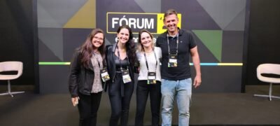 Junto com a minha equipe, eu estive nos dois dias do Fórum E-Commerce Brasil 2022, em São Paulo, para vivenciar uma experiência de refrescar as ideias, observar tendências e criar novos insights que são para lá de importantes dentro do meu dia a dia na agência. Então, quero começar esse texto falando sobre a importância que eu vejo em participar de eventos dessa natureza, que passa por questões como conhecer o que as grandes empresas estão fazendo e como o mercado está se comportando. Sair por dois dias da rotina, da correria das entregas e da formulação de estratégias para os clientes, reserva a oportunidade de se envolver e se conectar a novas ideias e receber provocações que te impulsionam a sair de um determinado patamar para um outro mais alto, que está além do que a mente já estava habituada. No Fórum ‘22, foram abertos 30 palcos simultâneos, com plenárias principais sobre Transformação Digital, Marketing e Vendas, Tecnologia e Inovação e Gestão e Operações, além das outras salas com assuntos dedicados a temas não menos importantes e enriquecedores para o ecossistema do e-commerce. Participar de um evento assim, possibilita um grande enriquecimento pessoal e profissional e até a chance de mudar o mindset, porque permite enxergar de um ponto de vista mais abrangente, ouvir novas ideias que podem ser implantadas e que sempre são passíveis de adaptação de alguma forma às realidades de cada negócio, o meu e os dos clientes. O que observei no Forum’22 Quero trazer aqui as percepções que tive durante as palestras e visita aos estandes, os temas mais quentes, as tendências e o movimento mercadológico que pude notar. Quero começar com a questão que mais se espera quando surge um evento sobre e-commerce: a tecnologia, que está por trás de todas as outras tendências. Esse é um ponto muito importante para os resultados porque viabiliza as estratégias e impulsiona os negócios, por meio de plataformas e apps cada vez mais avançados. Baseadas em inteligência artificial e aprendizagem do comportamento do usuário, a tecnologia ajuda cada vez mais a nós, profissionais de marketing, a colocar em prática as estratégias idealizadas. Um dos exemplos é a estruturação dos e-commerces com o headless, tecnologia de arquitetura com a qual o front-end é desacoplado da funcionalidade de back-end commerce e assim pode ser atualizado ou editado sem interferências. Só para citar mais um exemplo baseado no que eu vi e ouvi Fórum E-Commerce Brasil , outro ponto é a tecnologia trazendo a possibilidade do e-commerce conceder cashback para os clientes associada a uma parceria com as fintechs, possibilitando, por exemplo, que eles usem esse benefício para fazer um investimento no Tesouro Direto. A tecnologia permite um verdadeiro ganha-ganha para todos os lados envolvidos. Comunidades Uma outra percepção que tive durante o evento foi sobre a força das comunidades dentro e fora da internet, que é uma tendência que vem se colocando há muito tempo no mercado. É próprio do ser humano querer ter essa sensação de pertencimento, participar e defender uma tribo, de algo maior do que a sua própria individualidade. Inclusive as próprias mídias sociais já perceberam essa força e estimulam a formação de comunidades, com pessoas que tenham pensamentos e desejos afins. A comunidade é viva e não pode ser controlada, revela linhas de pensamento que podem ser referência para estratégias ao redor e a favor de uma marca. Entretenimento O conteúdo tem dois pilares muito fortes: um é o educacional, com o qual é possível trazer dicas e informações sobre o que a marca oferece dentro de um segmento; enquanto o outro lado muito forte do conteúdo é o entretenimento. Esse entretenimento tem sido impulsionado por redes sociais como o Tik Tok e a Twitch, dedicado quase exclusivamente aos gamers. Assim, o que eu vejo é que hoje é um grande desafio para as marcas saber usar essas redes como forma de ganhar mais visibilidade, relevância, abrangência e criar comunidades, por meio dos influencers, creators e streamers, que sabem conversar muito mais diretamente com audiência. Nessas redes, os criadores de conteúdos podem liderar estratégias diferentes e inovadoras para auxiliar no destaque de uma determinada marca a aproximar e conquistar novos clientes. Ainda é uma questão delicada porque a marca em si não consegue sozinha criar um conteúdo de entretenimento, mas ao poder se associar aos criadores para produzir algo diferente e que vai ser considerado significativo para a sua audiência. No Forum ‘22, muitas palestras abordaram a necessidade das marcas surfarem na onda dos influenciadores, porque eles caminham junto com o pilar entretenimento e têm sido peças fundamentais nas estratégias de marketing. Mas um ponto a ser destacado é que para fazer esse trabalho conjunto, a marca deve dar liberdade aos influencers para que eles criem um tom de voz coerente com a sua audiência. Além disso, esse aprendizado do trabalho conjunto também passa por ter muita agilidade para não perder as hypes que podem gerar bons resultados para as marcas. Isso exige um formato diferente de aprovação entre agências e clientes para não deixar uma boa onda passar. Experiência do Cliente Nas palestras ficou muito clara a necessidade de diminuir a fricção entre as marcas e melhorar a experiência do cliente. Uma melhor costumer experience é fundamental tanto no que se refere à parte tecnológica como na parte de conteúdo. A pergunta é: como é possível ser mais claro e revelante em um mundo no qual o usuário tem pouco tempo e muita informação para absorver? É interessante entender que mesmo as marcas mais tradicionais podem adotar novas tecnologias e tendências para melhorar a experiência do seu usuário. Um exemplo apresentado no Fórum E-Commerce Brasil foi da marca Granado, que surgiu em 1870, e vem sobrevivendo todo esse período em um mundo repleto de novidades. Uma das inovações adotadas pela marca foi a criação de um clube de benefícios da marca com NFTs. Mesmo as marcas mais tradicionais já estão se posicionando e fazendo um movimento no sentido de adotar novas formas, como o uso de criptomoedas, para atingir uma parcela mais relevante da população que valoriza essa hype de ativos, como celebridades e artistas. Essa é uma forma de fazer uma grande virada e transformação digital de forma bem-feita, mas sempre com foco total no cliente. É como disse Andre Secco, head de canais digitais da Granado e palestrante do Fórum ‘22, a marca precisa estar onde o cliente está. Uma das provas que usar a inovação funciona é que um dos perfumes da Granado, o Époque Tropical, foi considerado o “perfume do Tik Tok”, indicado por vários influencers. Resultado: viralizou de forma orgânica! As vendas explodiram e virou o carro-chefe da marca. Mesmo sendo uma marca tradicional, a Granado soube surfar na onda e desfrutou dos benefícios de uma plataforma moderna e com potencial incrível para as mais diversas estratégias. Enfim, como eu falei mais acima, foram dois dias de muita ampliação de ideias. Essa pausa na rotina do dia a dia, com certeza, será o estopim do surgimento de novas iniciativas e boas ideias para os nossos clientes. Vale muito a pena se permitir!