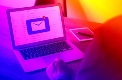 O que torna um layout de e-mail marketing impossível de ser ignorado? Ele deve ser atraente e esteticamente agradável. Quer ver como fazer um layout que vai fisgar o seu público em suas campanhas? Leia o artigo e confira as nossas dicas. E-mail marketing layout: o que é? O layout diz respeito à estética e à aparência do e-mail, ou seja, os elementos que vão compor o seu conteúdo e deixá-lo mais atrativo para o leitor. São os: Títulos; Texto; Imagens; Botões; Linhas; Colunas. Enfim, um bom layout para e-mail marketing deve ser bem diagramado, com espaçamentos adequados e a utilização de fontes e imagens que tornem a leitura fluida. Layout e-mail marketing é diferente de estrutura Já a estrutura, é a ordem na qual esses elementos são organizados dentro do e-mail, como: Assunto; Saudações; Título; Corpo do email; Call to action. Como criar layout de e-mail marketing? Na hora de fazer um design ou layout para e-mail marketing, não perca de vista os seguintes elementos: Faça um design responsivo Um design responsivo significa que seu e-mail vai ser visualizado com facilidade em qualquer dispositivo, sem perder a qualidade. Organize as ideias Um e-mail confuso, que não segue uma sequência harmoniosa, pode sobrecarregar o leitor e fazê-lo abandonar a leitura do seu conteúdo. Por isso, invista em um layout que valorize a experiência do usuário. Deixe espaços em branco, para que o leitor possa descansar os olhos enquanto lê e insira imagens e texto estrategicamente. Faça um e-mail escaneável O texto escaneável é aquele que permite ao leitor ter uma ideia do conteúdo sem que precise ler esse conteúdo completamente. A leitura em F, como também é conhecida, é a forma como as pessoas leem conteúdos digitais em sites, blogs e emails. Ela consiste em concentrar as informações principais no topo do e-mail, utilizando sempre o alinhamento à esquerda. Use a regra 60/40 A regra 60/40 fala sobre a proporção de texto e imagem que você deve usar no seu e-mail. Para não deixar seu leitor entediado e com preguiça de ler todo o conteúdo, use 60% de texto e 40% de imagens. Para trazer mais equilíbrio à leitura, incorpore imagens, GIFs, vídeos, tudo que possa deixar a leitura mais leve. Leia mais sobre: Como criar posts criativos Marketing 5.0 Use emojis sem medo Os emojis podem ser vistos por alguns leitores como falta de profissionalismo, mas eles são responsáveis por aumentar a taxa de abertura de e-mails, sabia? Uma pesquisa da Return Path revelou que os emojis aumentam as taxas de abertura do e-mail quando usados no assunto. Mas cuidado, só use a estratégia se souber exatamente o significado de cada emoji. Tenha uma boa distribuição de CTAs Os botões de call to action (chamadas para ação), devem estar bem distribuídos ao longo do seu e-mail. Por isso, use o primeiro call to action logo antes da primeira dobra do e-mail. Assim, você dá opção para os leitores que não querem perder muito tempo e já foram fisgados pelo assunto do email. Agora que você já sabe fazer um layout de e-mail marketing, veja outras dicas para usar na hora de fazer o layout email marketing: Dicas extras para mandar bem no seu layout e-mail marketing Escreva um assunto atrativo; Não esqueça do pré-cabeçalho; Seja conciso, menos é mais; Pondere texto e imagem; Humanize seu e-mail; Aposte nos emojis; Use um design responsivo; Invista em calls to action personalizados; Dê a opção de "cancelar a inscrição". Gostou das nossas dicas, mas tem dificuldade de implementar estratégias de e-mail marketing? Conheça uma das empresas de marketing digital que mais tem resultado com estratégias de e-mail marketing: GS2 Marketing Digital Somos uma agência de marketing digital, especializada em inbound marketing, com foco em resultados. Com ações criativas e inusitadas, utilizamos as melhores ferramentas de marketing digital para produzir um diferencial factível para os nossos clientes com mais performance, promovendo o acompanhamento e resultados diferenciados. Essa seriedade e inteligência em marketing digital proporciona reconhecimento de muitos dos nossos clientes, para o qual nos transformamos em uma máquina de geração de leads em funcionamento. Nossa estratégia de sucesso é feita com base no desenho da jornada de compra da sua persona. Nós reunimos dados e analisamos os nossos clientes de sucesso de diversos segmentos para chegar a uma metodologia que vai fazer aumentar as suas vendas. Nossa agência conta com as áreas mais estratégicas do marketing digital para fazer o seu negócio crescer e te ajudar a vender mais! Além disso, oferecemos consultoria de marketing digital para te ajudar a elevar os resultados em marketing digital aí na sua empresa. Quer saber mais como a GS2 Marketing pode te ajudar a construir uma estratégia de email marketing eficiente? Fale com a gente!