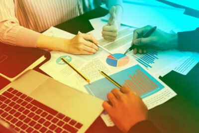 Com as estratégias de marketing digital em alta, todo empreendedor percebeu a necessidade de ter o seu negócio no universo digital. Além disso, compreendeu a importância da ajuda de uma consultoria de marketing. Você sabe o que é uma consultoria de marketing e quais são as vantagens de contratar? Continue sua leitura e veja os benefícios que o serviço de consultoria pode representar em sua empresa. O que é uma consultoria de marketing? A consultoria de marketing é um serviço de aconselhamento voltado para as empresas. Para o meio digital, é realizada por agências ou profissionais de marketing digital, com o intuito de auxiliar nas tomadas de decisões e criações de estratégias voltadas para o digital. Todo processo de consultoria acontece por meio de análises completas do negócio, os consultores são responsáveis por detectar falhas e problemas dentro do marketing, além de serem encarregados por definir soluções que serão implementadas na empresa. Veja a seguir algumas etapas importantes realizadas em um serviço de consultoria: O consultor tem a tarefa de compreender os valores, missão e objetivo de um negócio em curto, médio e longo prazo; Avaliar as forças e fraquezas internas e externas; Elaborar um diagnóstico com os aspectos relacionados à organização na internet e quais são as oportunidades oferecidas, assim, podendo fazer o melhor direcionamento em futuras ações; Após a realização de um diagnóstico, é necessário fazer uma análise para confirmar os objetivos da empresa; Por fim, apresentar ações de forma detalhada, com estratégias de conteúdo e campanhas. Vale ressaltar que a consultoria de marketing pode ser tanto para quem está começando na internet, quanto para empresas que querem melhorar seus resultados no digital por meio de estratégias. O que faz um consultor de marketing digital? Um consultor de marketing digital é o responsável por implementar as estratégias no comercial, analisar o desempenho do empreendimento e definir soluções para os problemas encontrados. Além de participar da definição de conteúdos de divulgação. Também identifica as oportunidades, faz uma análise dos concorrentes e, por último, define quais serão as estratégias que serão aplicadas em sua empresa. Por que contratar uma consultoria? Depois de entender como funciona uma consultoria de marketing, chegou o momento de ver alguns pontos importantes do por que contratar esse serviço por meio de uma agência de marketing. Os benefícios são: Opinião de um especialista de fora da empresa: ele vai identificar todos os contratempos que a empresa possui, impulsionando os resultados no digital, com uma visão mais ampla e resultados inovadores; Visão dos concorrentes: o consultor vai realizar um estudo detalhado sobre a concorrência. Com isso, a empresa tem a possibilidade de desenvolver estratégias para melhorar o seu produto ou serviço em relação ao outro; Ter a opinião de um especialista na execução das ações: a opinião de uma equipe de fora é de extrema importância, pois ajuda na realização de trabalhos de maneira mais eficiente, alinhando a mensagem do canal ao público alvo. Além de auxiliar na redução de gastos com práticas que não estão trazendo resultados; Acompanhamento de resultados: por meio de métricas, os consultores monitoram os resultados e ações de perto. Todas as estratégias desenvolvidas dependem de algumas variáveis, como o tempo dedicado para cada trabalho. É preciso ter paciência para ganhar autoridade e conquistar um maior público alvo. Se o seu foco for em vendas, leia também: Empresas de marketing digital Quando contratar uma consultoria de marketing? Separamos três razões para você que está interessado em contratar uma consultoria de marketing para empresas feche esse serviço o quanto antes. São: Estagnação nos negócios: com a consultoria, a empresa pode investir em ações inovadoras para alavancar os resultados, por meio de estratégias e insights de divulgação. O consultor sempre vai mostrar o que não está dando certo dentro do negócio, indicando as melhores soluções; Falta de um time completo de marketing: ter uma equipe completa com profissionais de diferentes áreas requer um alto custo para a empresa. A melhor opção é contratar uma consultoria, que vai realizar toda a parte de marketing, deixando apenas para os funcionários os processos operacionais; Ausência de um plano de marketing: sem uma consultoria, a maioria das empresas não têm um planejamento de marketing, sendo assim, impossível realizar uma análise de resultados, pois todas ações realizadas pelos consultores são embasadas por estratégias e monitoradas de perto. Você sabe quais informações são necessárias para um projeto perfeito? Entenda aqui: Briefing de marketing digital E quais são as vantagens? Depois de entender sobre como funciona uma consultoria de marketing, está na hora de ver as vantagens de contratar esses serviços para a sua empresa: Ao inserir o seu negócio na internet, a consultoria diminui qualquer possibilidade de erro no mundo digital; Ter o privilégio de adquirir um profissional ou uma equipe inteira com experiência, que vai estudar e analisar a sua empresa de forma estratégica; O consultor vai desenvolver uma estratégia inteligente, personalizada e voltada para o seu empreendimento; Criação de um planejamento com ações personalizadas de acordo com os objetivos de marketing; Elaboração de metas eficientes, com prazos e prioridades das questões que precisam ser resolvidas em primeiro plano; O profissional vai realizar e acompanhar os relatórios periódicos do trabalho realizado, trazendo mais segurança para os resultados; A consultoria pode ser feita de maneira 100% online e de qualquer lugar do planeta. Conheça a GS2 Consult Dito tudo isso, se você deseja expandir sua empresa e de maneira certa, é de suma importância contratar uma consultoria de marketing, pois ela será capaz de desenvolver as melhores estratégias e ter o conhecimento para ajudar o seu negócio a atingir os melhores resultados no mundo digital. Com tantas agências especialistas em marketing digital, fica difícil escolher qual será a ideal para a sua empresa. Quer ter os melhores resultados? Então, a GS2 Consult é para você! A GS2 Consult possui uma metodologia responsiva, que se molda à necessidade do cliente com fluidez. A consultoria entrega um plano estrategicamente desenhado e todas as ações sugeridas pela consultoria são acompanhadas de perto pelo consultor Para quem é a GS2 Consult? Para quem já entende que o marketing digital é muito mais do que posts em redes sociais; Para quem quer ver resultados reais a partir da aplicação de estratégias de marketing digital que funcionam; Para aqueles que sabem que resultados robustos não são construídos da noite para o dia, mas com planejamento, experiência e ações de qualidade. Leia também: Dicas de e-mail: veja o que irá bombar neste ano! GS2 Marketing Digital Somos uma agência de marketing digital, especializada em inbound marketing, com foco em resultados. Com ações criativas e inusitadas, utilizamos as melhores ferramentas de marketing digital para produzir um diferencial factível para os nossos clientes com mais performance, promovendo o acompanhamento e resultados diferenciados. Nossa agência conta com as áreas mais estratégicas do marketing digital para fazer o seu negócio crescer e te ajudar a vender mais! Somos especialistas em consultoria de marketing e vamos te ajudar a construir o seu plano de marketing digital para atingir ótimos resultados. Converse com a gente! Se quiser conferir um material exclusivo sobre como estruturar a sua empresa para ter sucesso no marketing digital, baixe nosso material exclusivo:
