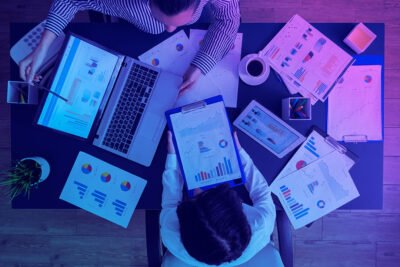 Todo empreendedor que tem o seu negócio online já se deparou com os desafios de atrair clientes para a sua empresa, investir em estratégias de inbound marketing é importante para se destacar em um mercado competitivo. Neste artigo, vamos mostrar por meio do inbound marketing e exemplos de estratégias bem sucedidas para você aplicar em sua empresa. Boa leitura! O que é inbound marketing? Inbound marketing é uma verdadeira arma do marketing digital para atrair leads (possíveis clientes) para a sua empresa. O objetivo é que o cliente venha até o seu negócio a partir do interesse despertado pelos materiais fornecidos por meios diversos. Resumindo: é o marketing de atração. Esse processo ocorre por meio de conteúdos que variam de acordo com a necessidade e interesse do cliente, podem ser artigos de blog, mídia paga, redes sociais, e-mail marketing, e-books, entre outros. Portanto, o inbound marketing é responsável por criar ações com entregas de conteúdos para cada fase do funil de vendas, desde a busca pelo seu produto ou serviço até a decisão de fechar o negócio. A seguir, veja exemplos de inbound marketing que são um sucesso no mercado digital. Inbound Marketing: exemplos de grandes marcas para seguir Se você quer entender a força do inbound marketing, exemplos de negócios que usufruem das melhores estratégias não faltam. Se inspire nelas: RD Station Marketing O RD Station Marketing é uma ferramenta de automação de marketing digital que reúne funções para atrair, converter e se relacionar com um contato em um só lugar, também é possível acompanhar de perto os resultados e extrair relatórios completos das ações. É referência quando falamos em empresas que fazem conteúdos voltados para a resolução de problemas e fidelização de clientes por meio do Inbound Marketing. A empresa, que surgiu quando o Inbound Marketing era praticamente desconhecido, precisou educar o mercado, produzindo muito conteúdo de qualidade, para alavancar as vendas da empresa. Hoje é um dos maiores cases do Brasil. Rock Content Fundada em 2013, a Rock Content cria produtos e serviços de marketing inovadores, projetados para construir experiências de conteúdo em escala, além de cultivar relacionamentos de sucesso com os clientes, parceiros e funcionários enquanto impulsiona a competitividade global. Seus conteúdos em sites e blogs têm mais de 8 milhões de sessões por mês, e os cursos online têm mais de 360 mil alunos inscritos. XP Investimentos / Infomoney Em 2011, a XP Investimentos adquiriu o portal de notícias financeiras Infomoney com o intuito de reforçar o poder do Inbound Marketing. Após a aquisição, a XP investiu cerca de R$5 milhões de reais na modernização do portal, com a finalidade de converter consumidores para seus cursos, palestras e webinars promovidos pela plataforma. Investir na educação do seu público e potenciais clientes por meio do Inbound Marketing trouxe resultados expressivos para o negócio. Fique por dentro: Dicas de e-mail Como ter estratégias bem sucedidas no inbound marketing? Vamos conhecer algumas estratégias bem sucedidas e que são as mais recomendadas para as marcas que buscam implantar o inbound marketing. Siga o passo a passo: Defina o público-alvo A primeira estratégia a ser realizada dentro do inbound marketing é definir o público alvo. É a partir dessa iniciativa que a sua empresa conseguirá produzir conteúdos que atraiam consumidores para o seu produto ou serviço. Vale ressaltar que dentro do inbound existe o buyer persona, espécie de personagem criado para auxiliar o negócio a entender melhor quem são seus clientes reais e quais são as suas necessidades, por meio de detalhes como nome, idade, profissão, renda mensal, gostos pessoais e entre outros. Feito isso, é possível montar uma estratégia de sucesso, pois fica mais fácil de saber quais canais de comunicação, os tipos de conteúdos e qual linguagem deve ser usada para cada público. Faça marketing de conteúdo É exemplo de inbound marketing o investimento em conteúdos como blogposts, postagens em redes sociais, e-mail marketing e e-books. A produção de conteúdo é o pilar fundamental de toda a estratégia de inbound marketing. Sendo o inbound marketing , marketing de atração, o conteúdo é o responsável por fazer essa atração. A estratégia de marketing de conteúdo é voltada para atrair futuros clientes por meio de assuntos que sejam relevantes para eles. Sempre levando em consideração as preferências e necessidades do público-alvo. Percorra a jornada de compra do cliente Para ser assertivo na atração do cliente ideal é importante desenhar a jornada de compra da sua persona. Ela tem cincos passos e tem como meta criar conteúdos diferentes para cada etapa, sempre priorizando o buyer persona. Ao criar conteúdos com base nos interesses do seu público alvo, você estará levando o usuário a efetuar a compra, através de uma jornada de atração e educação. Confira as fases da jornada de compra: Aprendizado e descoberta; Reconhecimento do problema / oportunidade; Consolidação da solução; Avaliação e compra; Atendimento e suporte. Foque na divulgação Com todas outras estratégias bem definidas, chegou o momento de focar na divulgação, a escolha dos canais por onde o conteúdo será distribuído para a sua persona. Utilize os canais mais aproveitados pela persona da sua empresa. Por exemplo, se ela está mais presente no Instagram, construa conteúdos que podem ser usados por essa rede social por meio de suas ferramentas. Pense na possibilidade de fazer co-marketing O co-marketing, conhecido como marketing colaborativo, acontece quando dois negócios do mesmo ramo se juntam para potencializar os seus resultados. Por exemplo: você tem um e-commerce especializado em produtos higiênicos naturais, ao invés de criar conteúdos sozinho, você pode fazer uma parceria com uma plataforma de cursos de saboaria natural, que tenha o mesmo conhecimento da audiência que deseja atingir. É uma ótima ideia, né? Afinal, o co-marketing ajuda a economizar os custos. Transforme seu negócio em uma potência com o inbound marketing e, para isso, conte com a GS2 Marketing Digital. Leia mais: Empresas de marketing digital GS2 Marketing Digital Somos uma agência de marketing digital, especializada em inbound marketing, com foco em resultados. Com ações criativas e inusitadas, utilizamos as melhores estratégias de marketing para produzir um diferencial factível para os nossos clientes com mais performance, promovendo o acompanhamento e resultados diferenciados. Nossa agência conta com as áreas mais estratégicas do marketing digital para fazer o seu negócio crescer e te ajudar a vender mais! Somos especialistas em estratégias de marketing digital e vamos te ajudar a construir o seu plano ideal para atingir ótimos resultados. Fale com a gente! E se quiser conferir um material exclusivo sobre como estruturar a sua empresa para ter sucesso com o marketing digital, baixe nosso material gratuito e comece hoje mesmo: