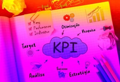 O texto relata sobre o que são os KPIs de marketing e sua importância. No decorrer dos parágrafos, é possível observar quais são as principais métricas do mercado e a diferença entre KPI e métrica.