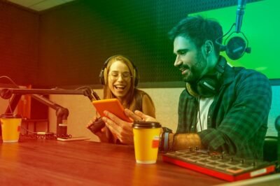 O podcast é a febre do momento e a gente já não consegue mais viver sem, seja para ouvir durante o trânsito pelo Spotify ou assistir em casa pelo Youtube, por exemplo.