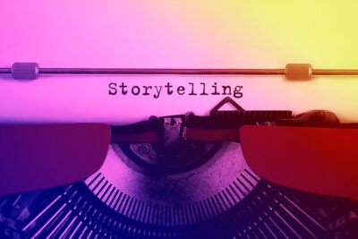 O storytelling é uma poderosa ferramenta de comunicação que tem sido utilizada há anos para transmitir mensagens de forma envolvente. No marketing, ele é usado para envolver o público-alvo, criando uma conexão emocional e aumentando o impacto nas pessoas.