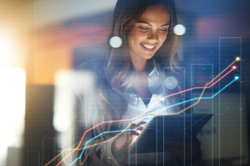 Mulher sorrindo enquanto utiliza um smartphone, com gráficos de crescimento e indicadores digitais sobrepostos à imagem, representando estratégias de marketing digital, análise de dados e crescimento de resultados online.