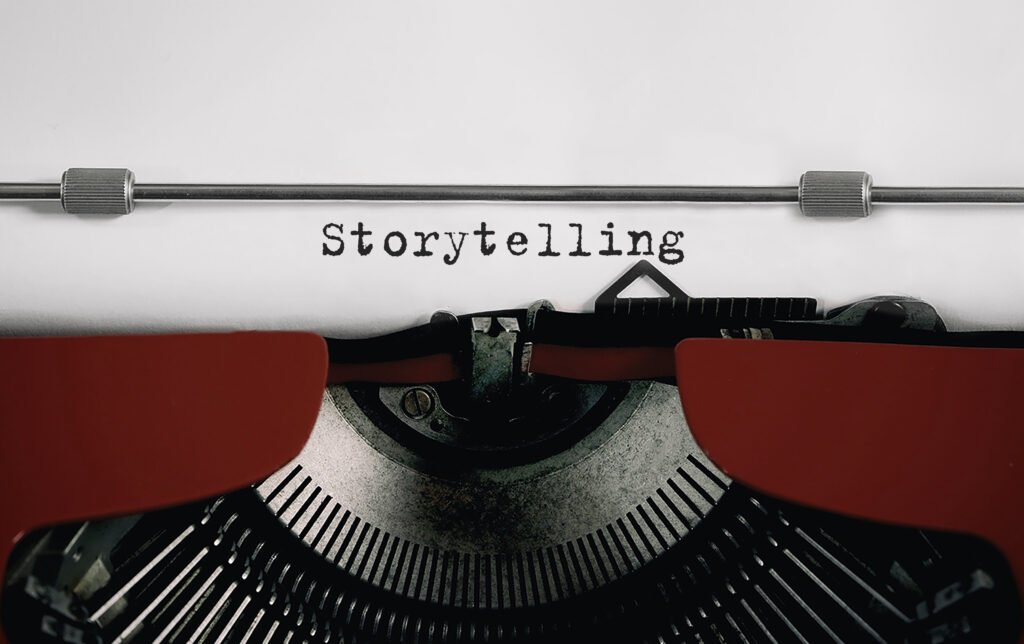 Máquina de escrever antiga com a palavra “Storytelling” digitada em uma folha de papel branca. A imagem destaca a fita vermelha e os mecanismos metálicos da máquina, simbolizando a criação de narrativas para engajar e conectar marcas ao público.