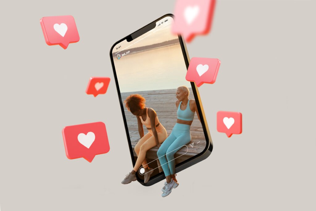 Ilustração de um smartphone exibindo uma rede social semelhante ao Instagram, com duas mulheres usando roupas esportivas sentadas em um píer. Ao redor do celular, diversos ícones de curtidas em formato de coração simbolizam engajamento, interação e presença digital nas redes sociais.