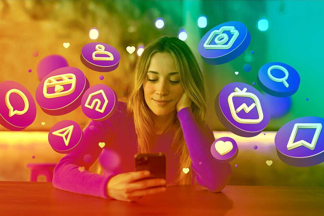 Garota mexendo no celular observando como se comporta o algoritmo das redes sociais