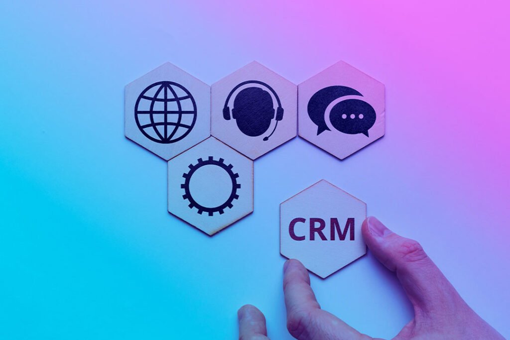 peças hexagonais interligadas, formando uma representação visual de um sistema de CRM em marketing