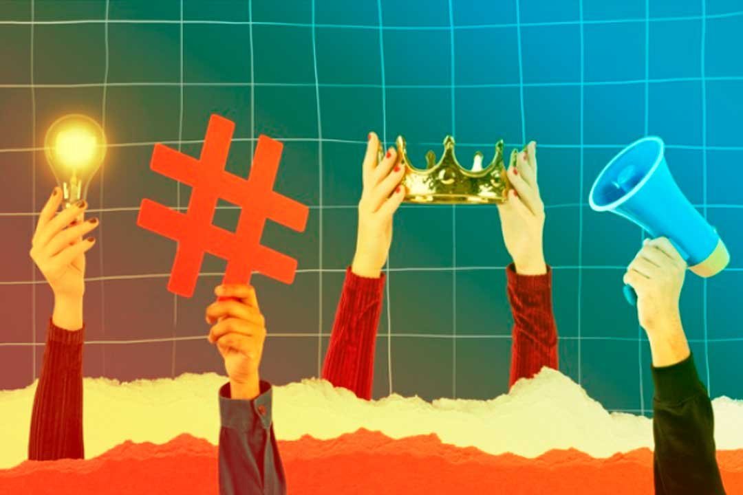quatro mãos segurando diferentes objetos: uma lâmpada, um símbolo de hashtag, uma coroa e um megafone. Estes elementos simbolizam ideias e estratégias que podem ser associadas às etapas do Ciclo de Impacto GS2