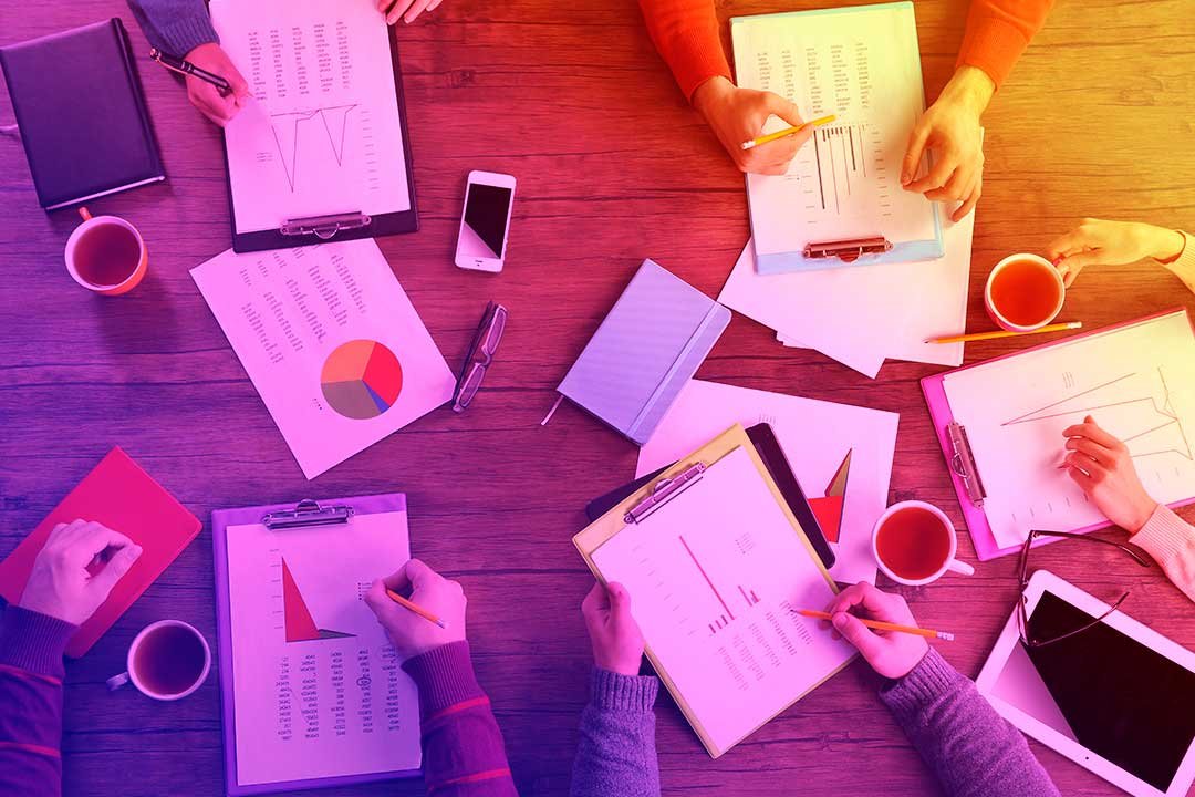 Equipe de marketing analisa desempenho de criação de conteúdo digital para gerar engajamento e conversão com estratégias baseadas em dados.