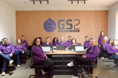Equipe da GS2 Marketing reunida em uma sala de reuniões moderna, representando colaboração, planejamento estratégico e otimização contínua de campanhas no Google Ads.