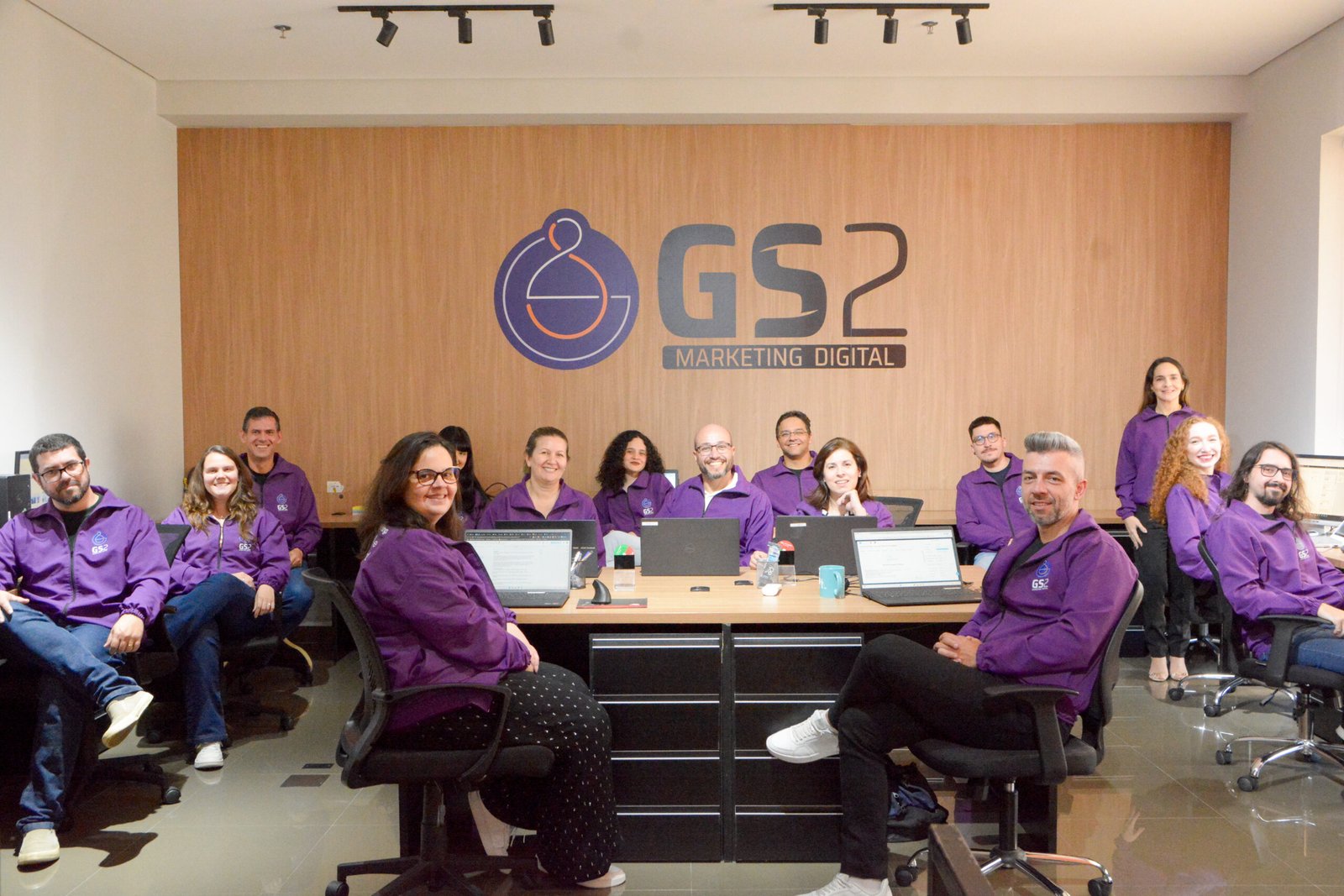 Equipe da GS2 Marketing reunida em uma sala de reuniões moderna, representando colaboração, planejamento estratégico e otimização contínua de campanhas no Google Ads.